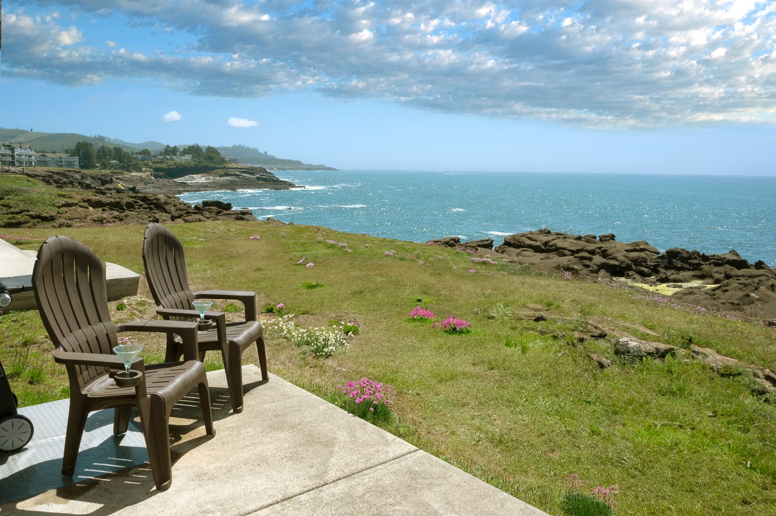 Coastal Breakers, Set Outside for an Amazing View & Relax in Comfortable Patio Chairs