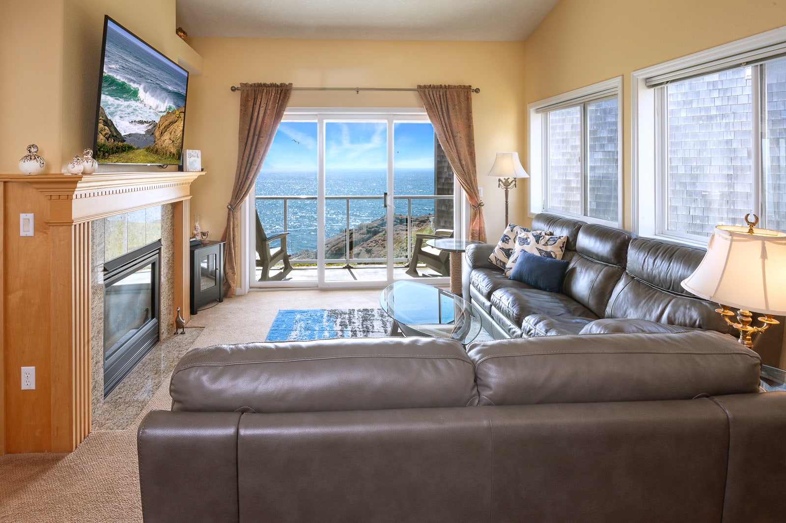 Nautical Breeze, Gorgeous Oceanfront Living Room and Large Smart TV