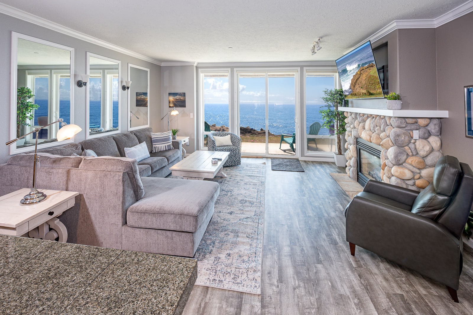 Thundering Sea, Gorgeous Oceanfront Views with Comfy Chaise Lounge Sofa