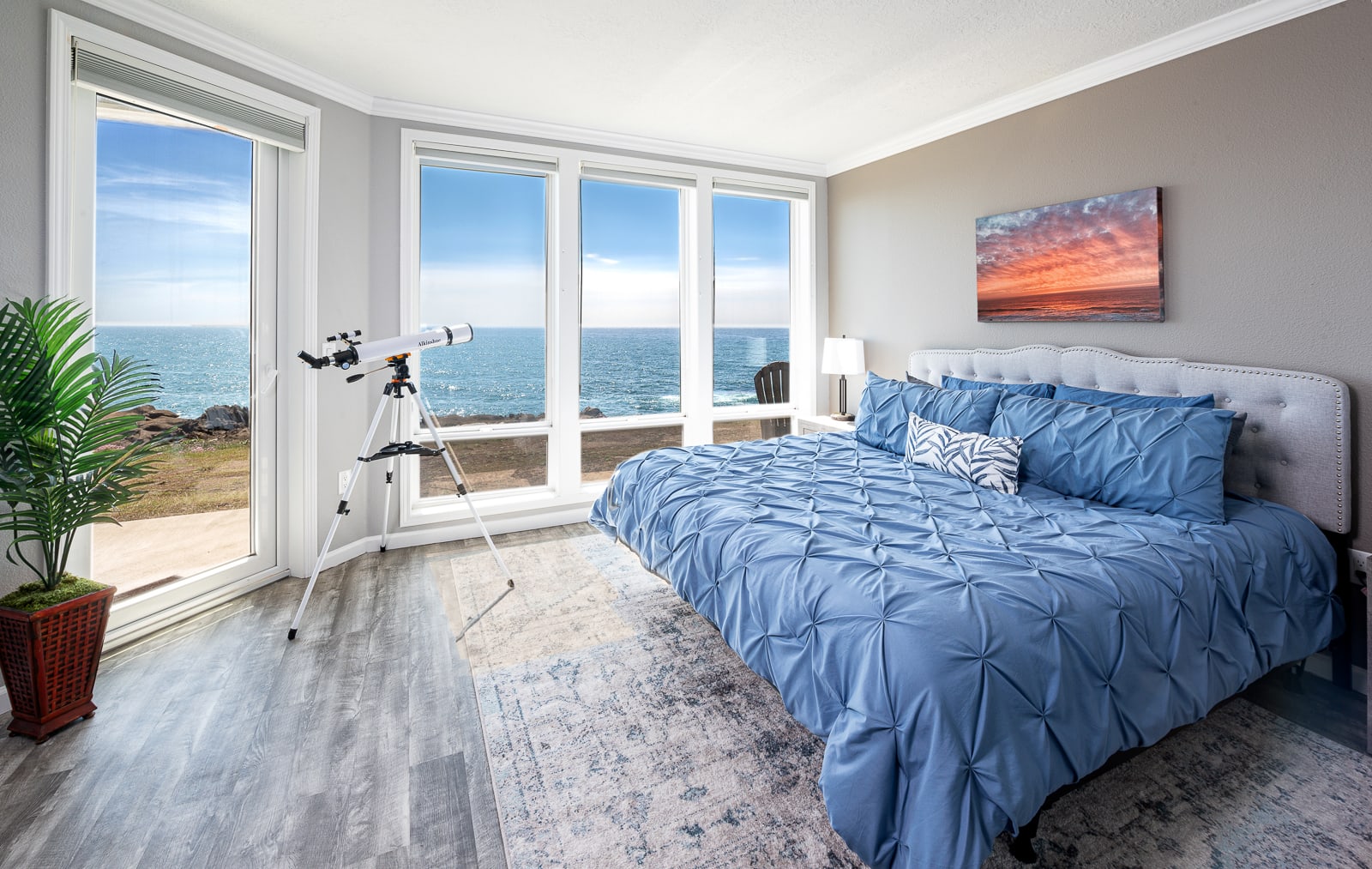 Thundering Sea, Oceansuite Master King Bedroom with Patio Access