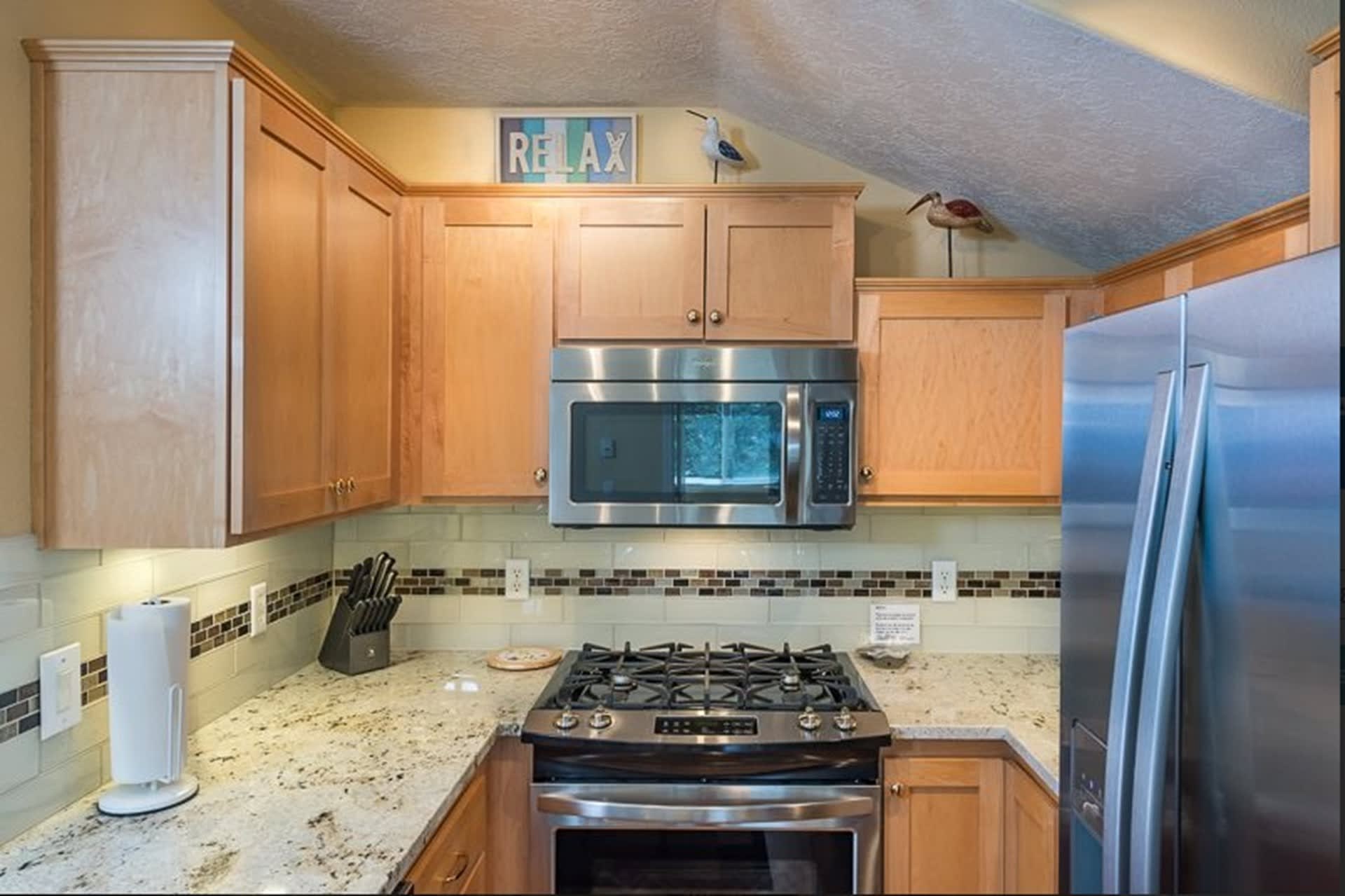 Whalers Loft, Well-Equipped Kitchen with Granite Counters and Stainless Appliances