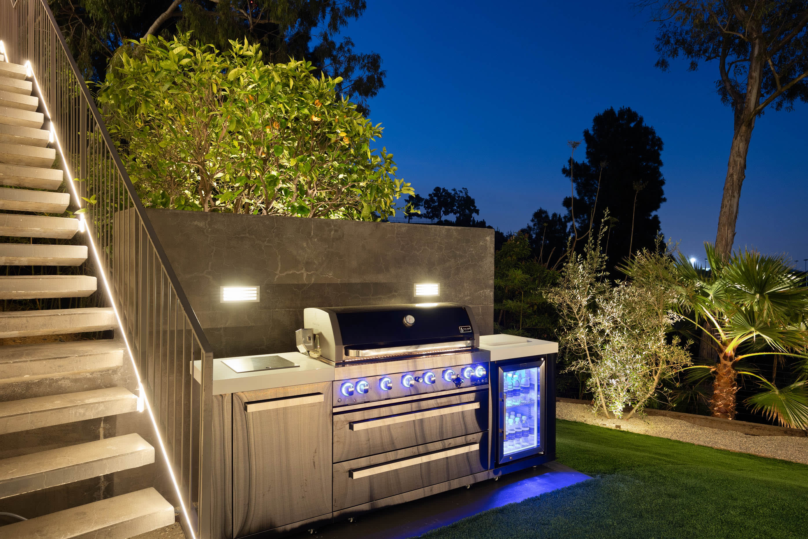Experience top-tier outdoor entertaining with a high-tech BBQ station, perfect for evening gatherings.