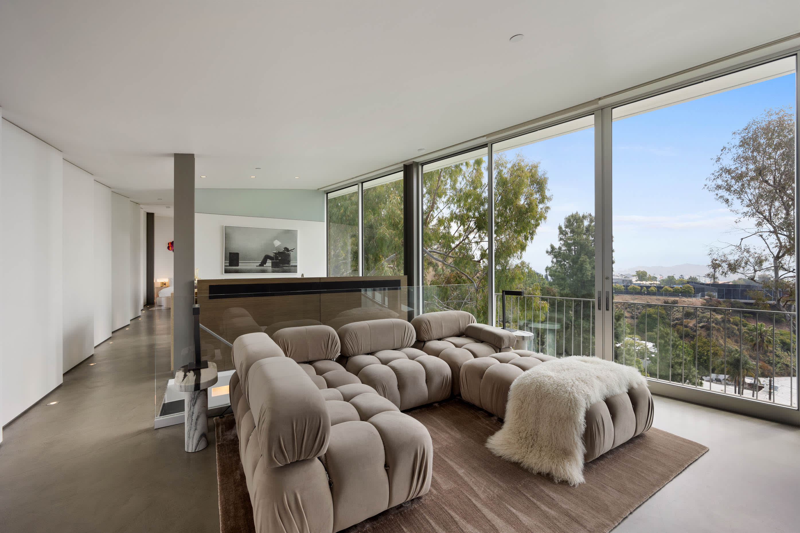 Enjoy the perfect blend of style and comfort in this chic seating area, highlighted by the iconic Camaleonda sofa.