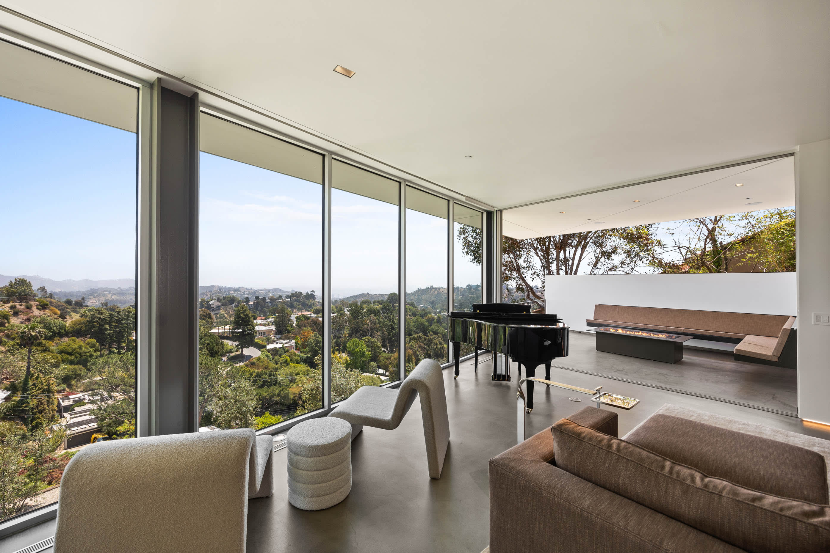 Elegant piano area, ideal for enjoying live music in a setting of opulent grandeur.