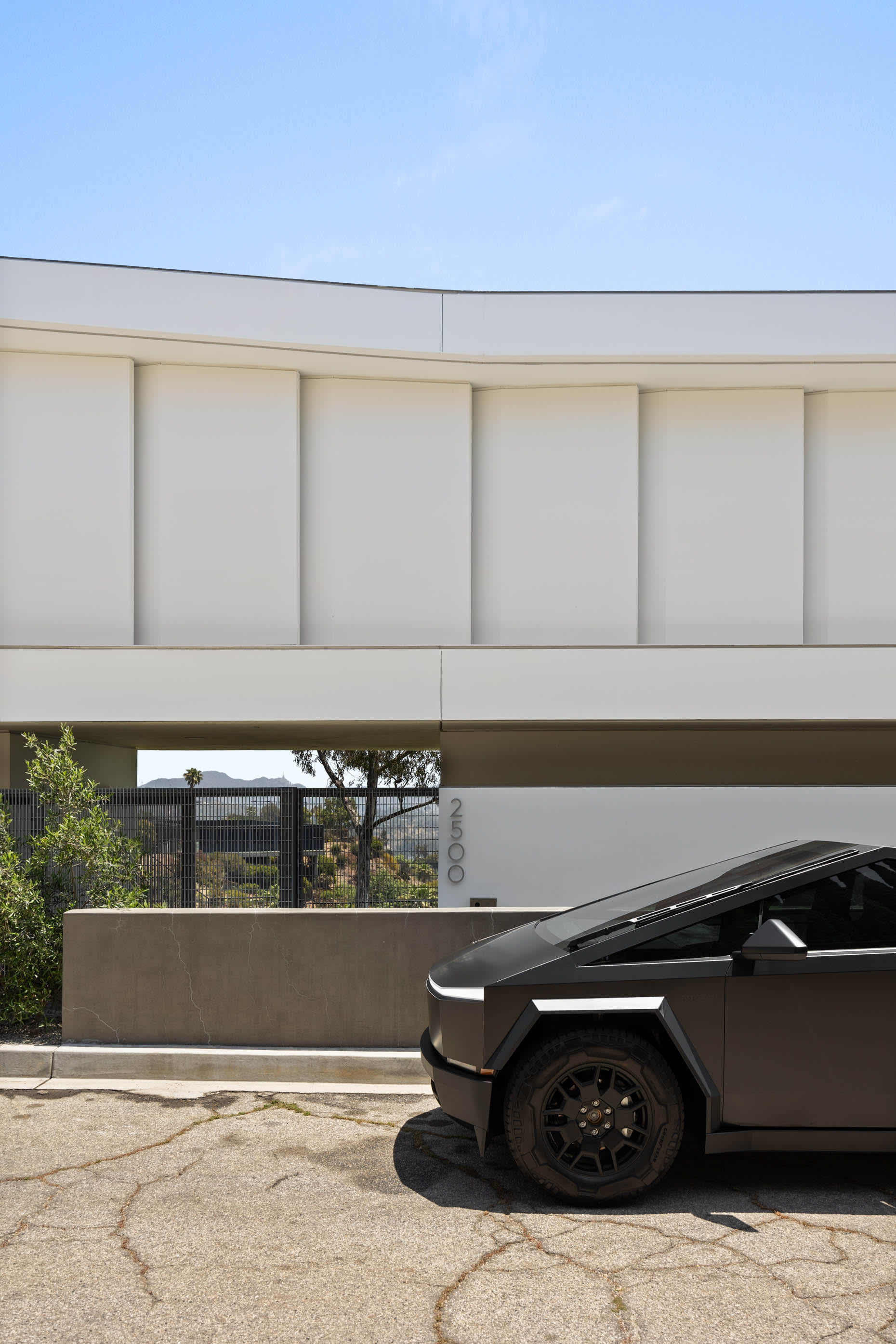 Offering elite luxury car rentals to elevate your experience.
