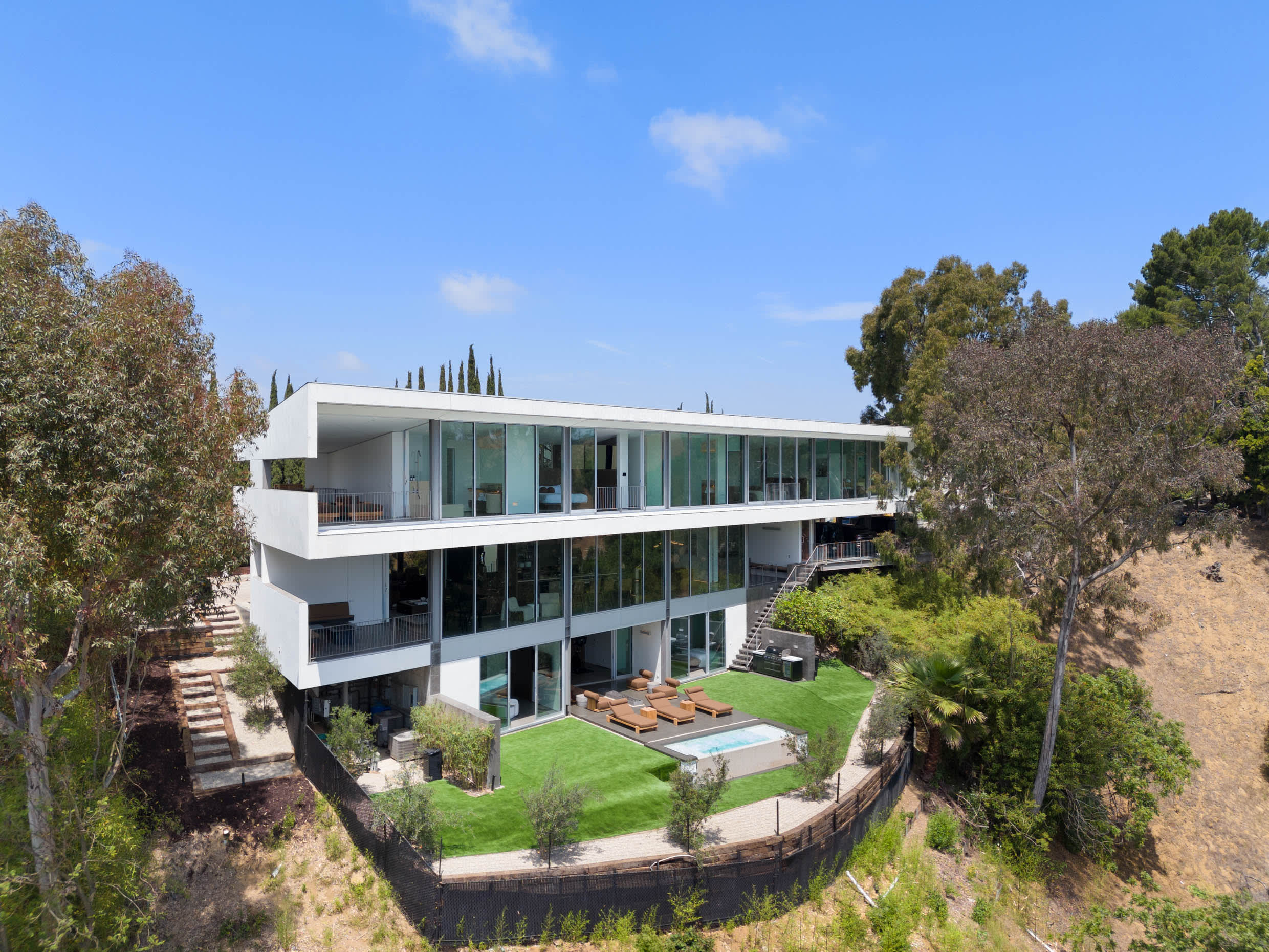 Perfectly situated for experiencing both the vibrant cityscape and tranquil natural surroundings of Beverly Hills.