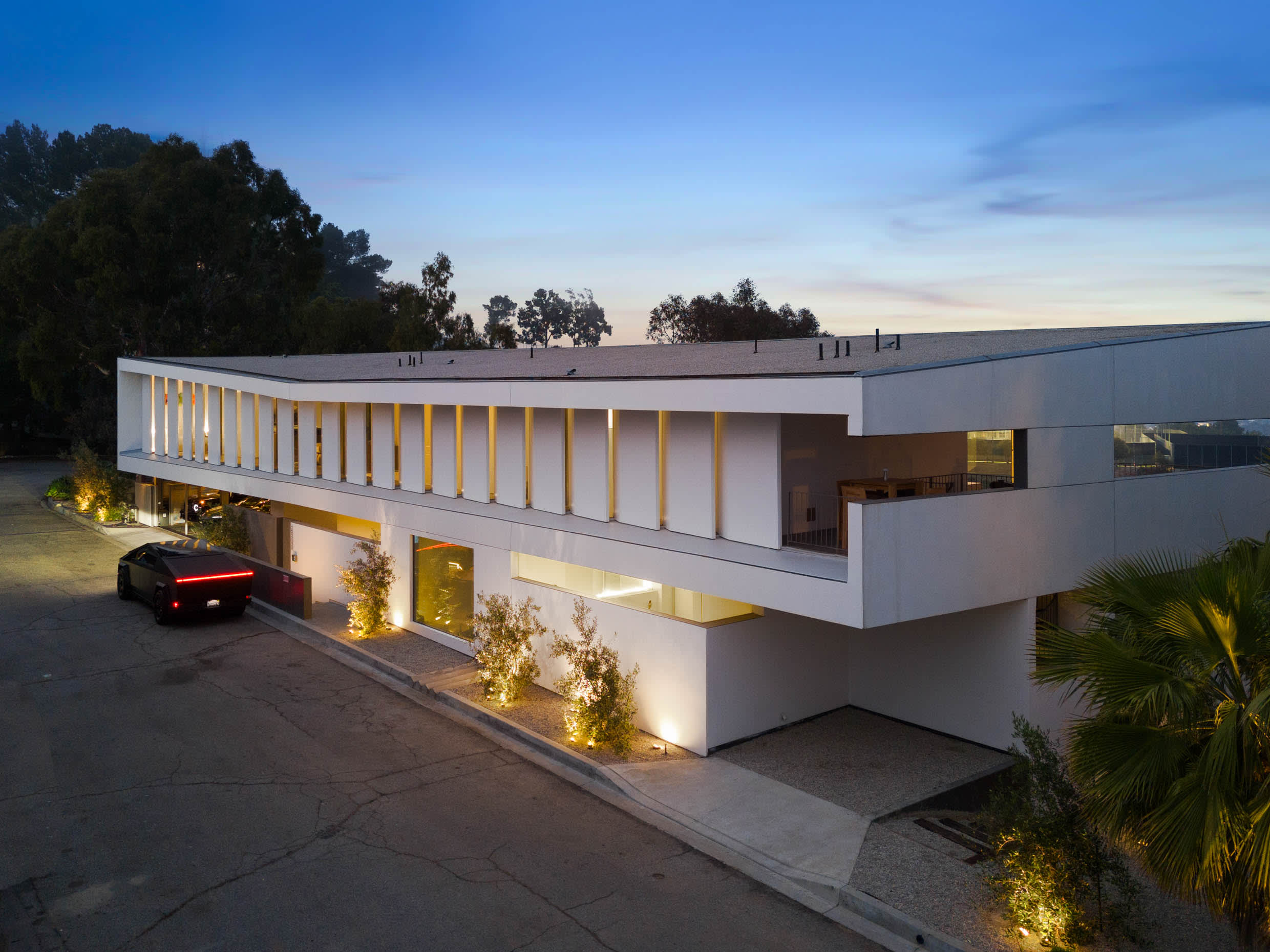 Perfectly situated for experiencing both the vibrant cityscape and tranquil natural surroundings of Beverly Hills.