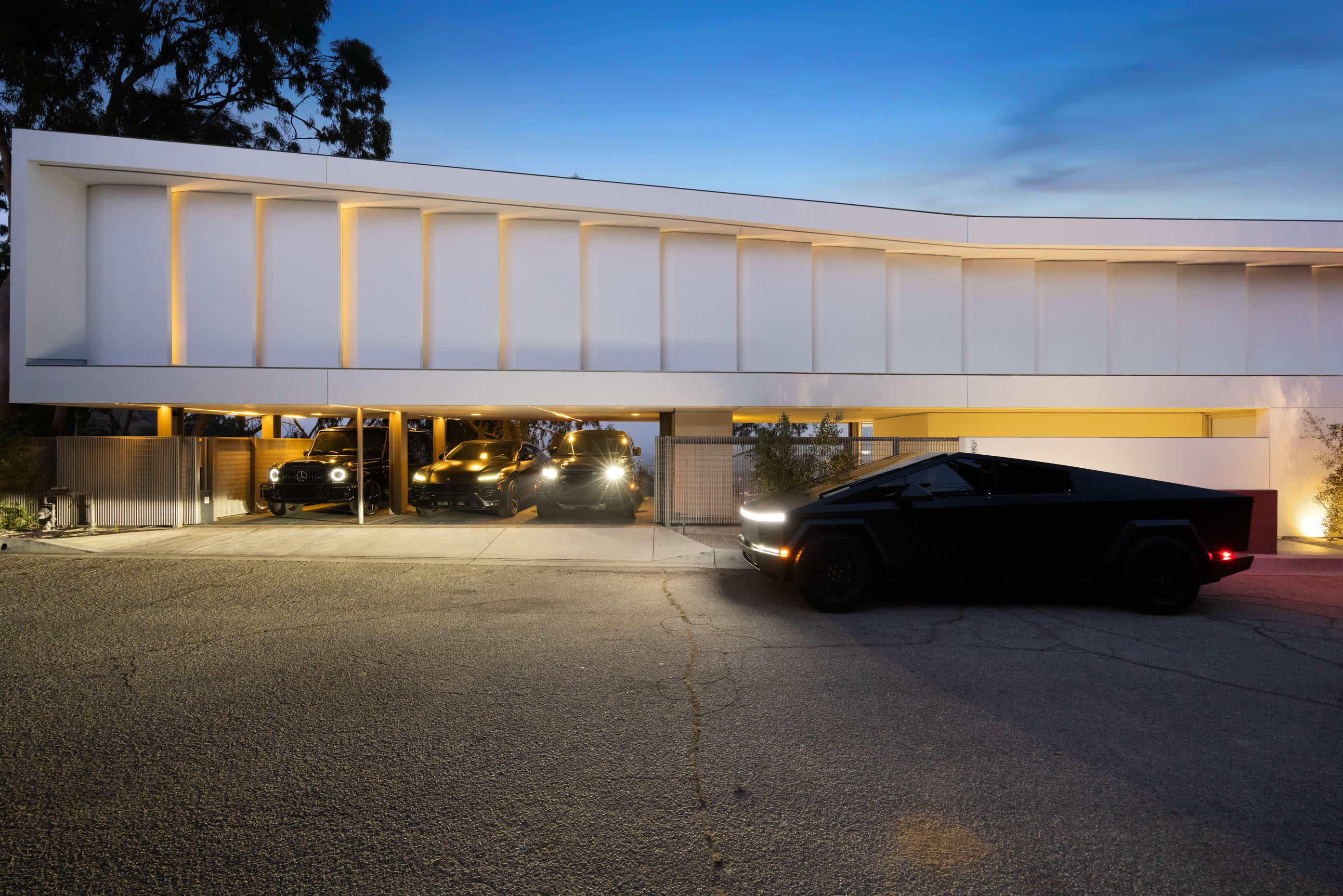 Minutes away from Beverly Hills' finest shopping, dining, and cultural attractions.