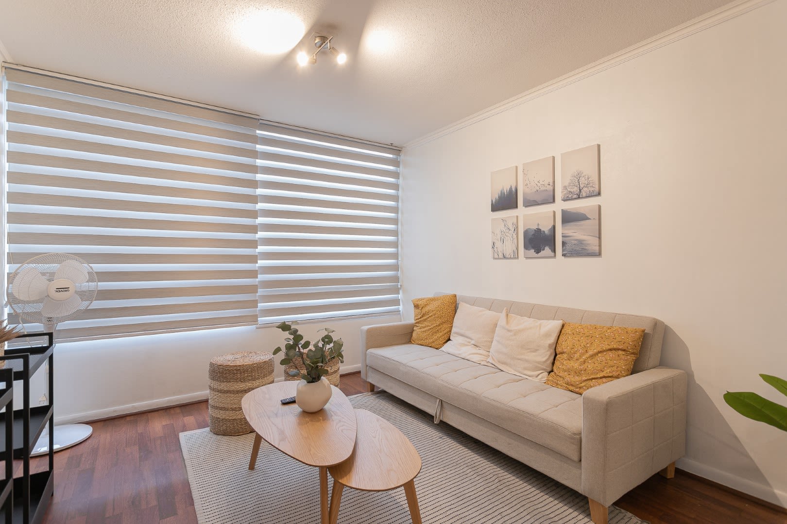 Cozy and bright living space with modern decor and ample natural light, perfect for relaxation. Espacio lleno de luz natural