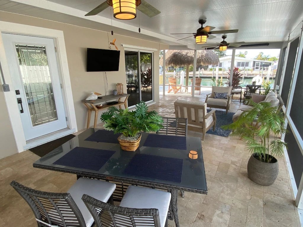 Spend your endless summer on the spectacular screened in porch with classy upgrades and cabana club — Key Colony Beach, FL — vacation rental