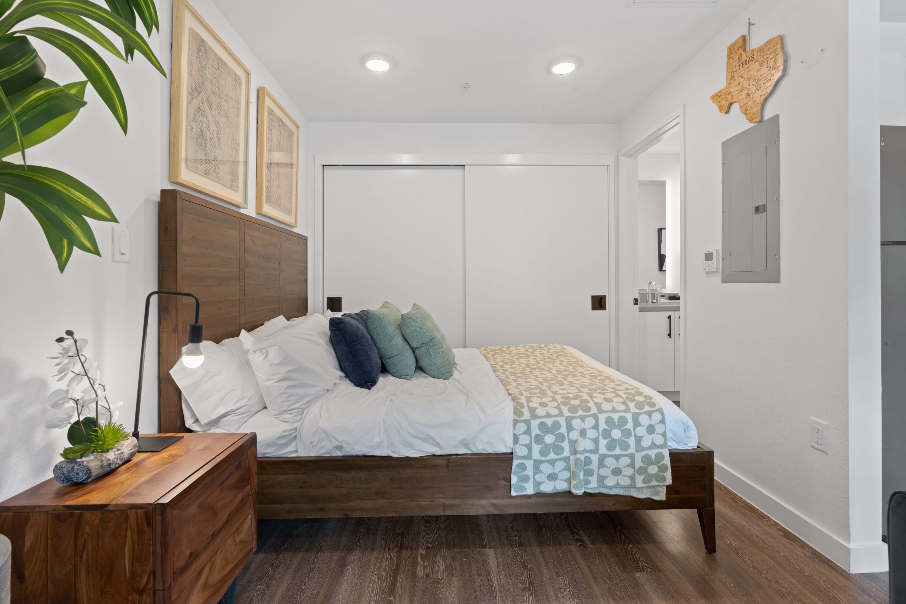 Cozy DT ATX Studio | Mins to Rainey St | Patio 3