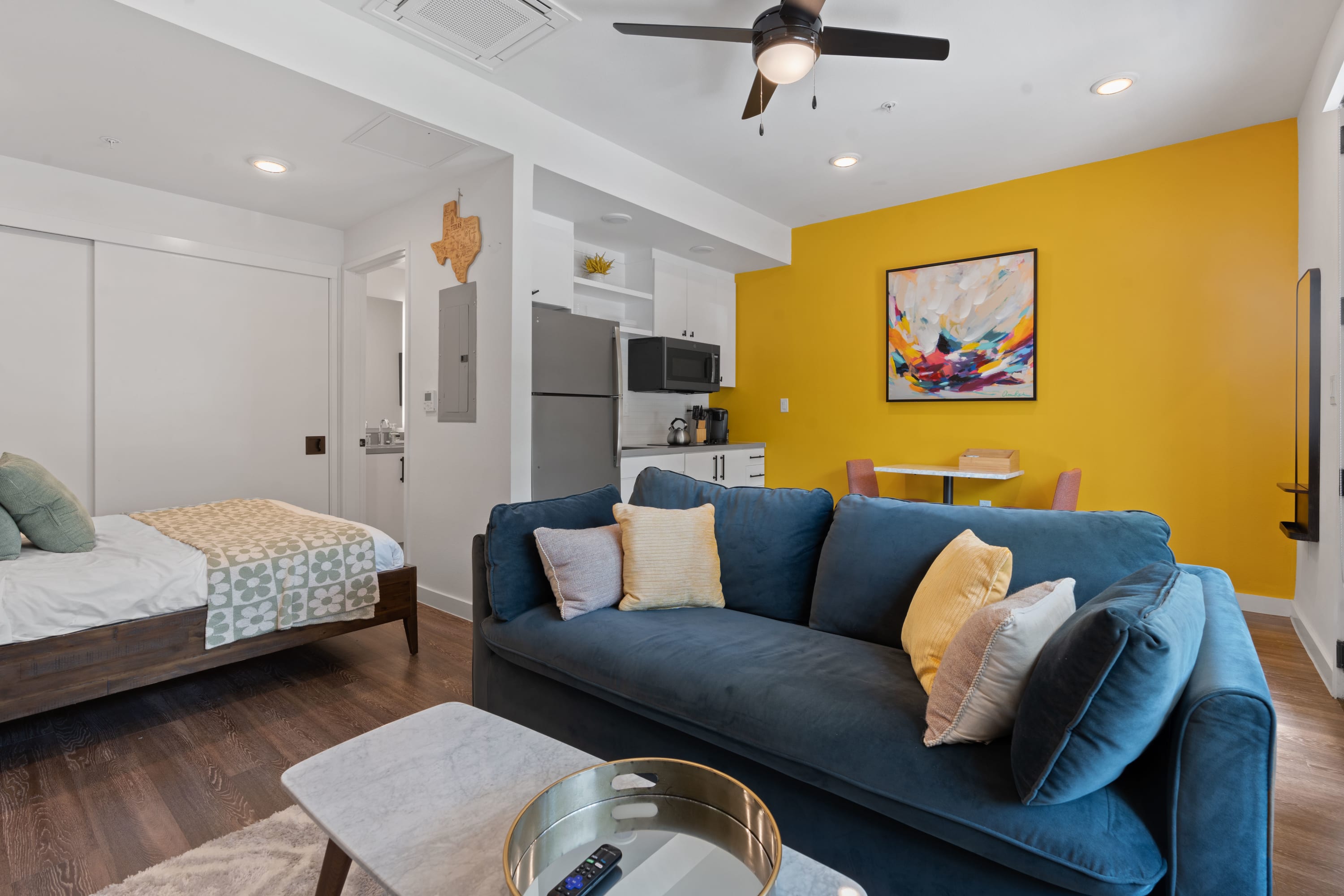 Cozy DT ATX Studio | Mins to Rainey St | Patio