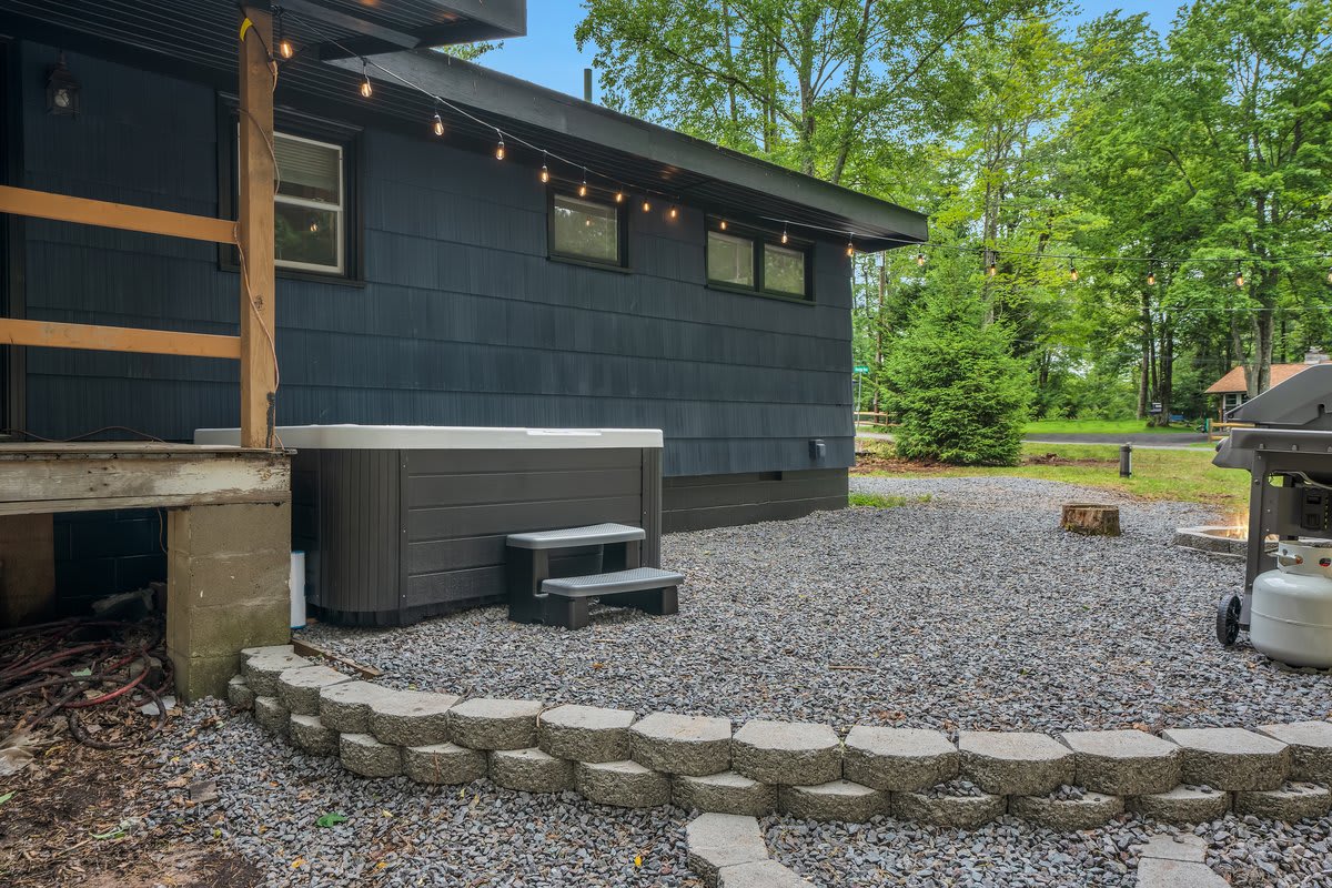 Blue Pine Cabin | Central Pocono Modern w/ Hot Tub