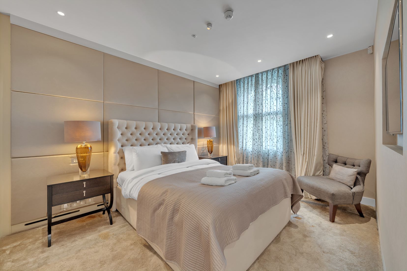 Two bedroom apartment with lift and AC in Baker St