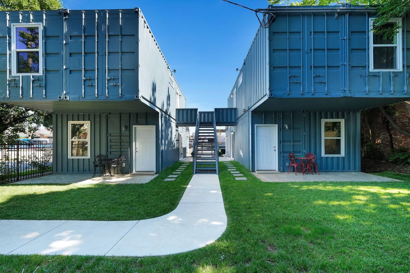 Unique Shipping Container Retreat: Five 1BR Units - Foto 1