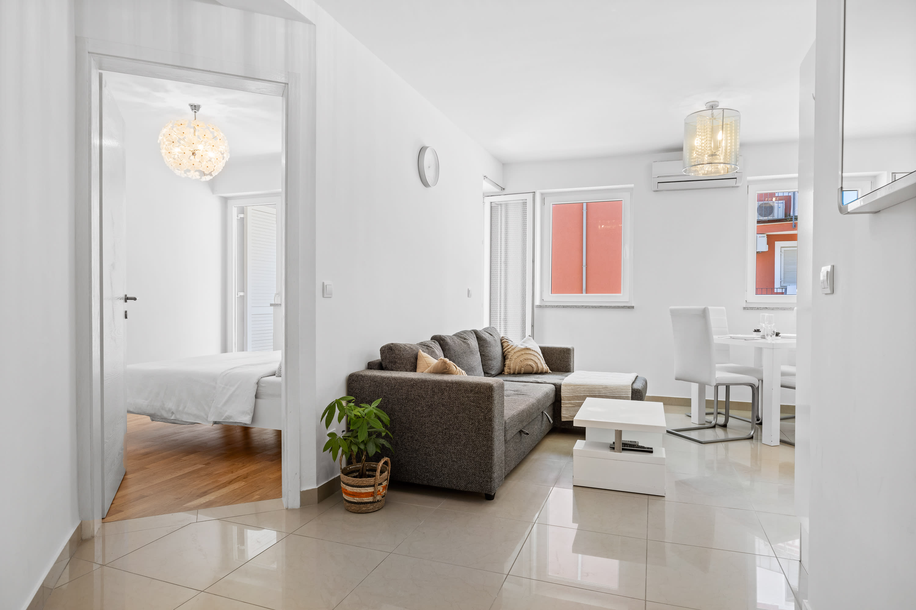 Charming White Apartment with Balcony and Parking — Rovinj, Istarska županija — vacation rental