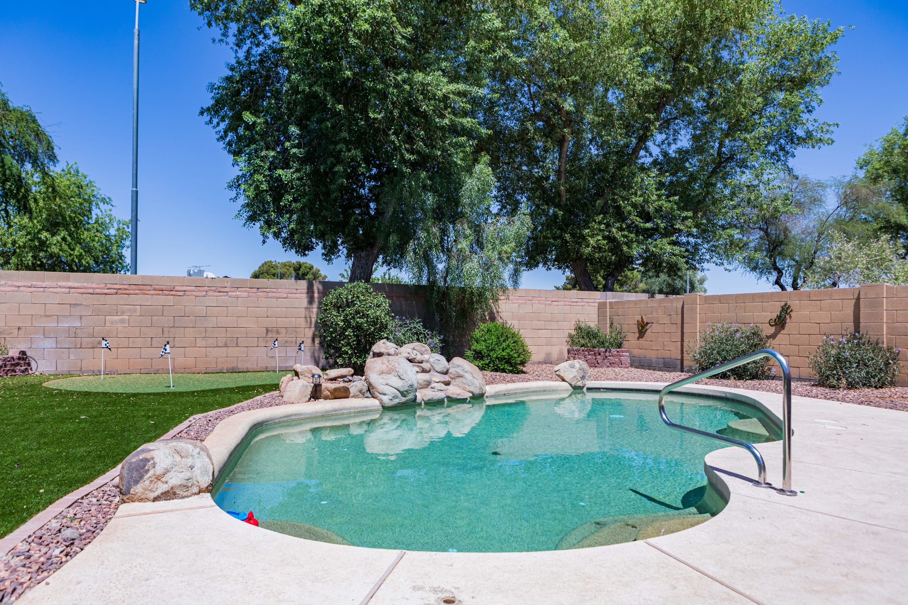 Sun-Kissed Gem, Pool Heater, Golf Green, AZ Room — Peoria, AZ — vacation rental