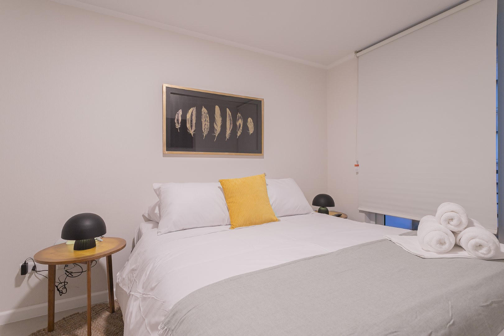 Relax in this cozy bedroom with a comfortable double bed and stylish decor. Cama doble cómoda