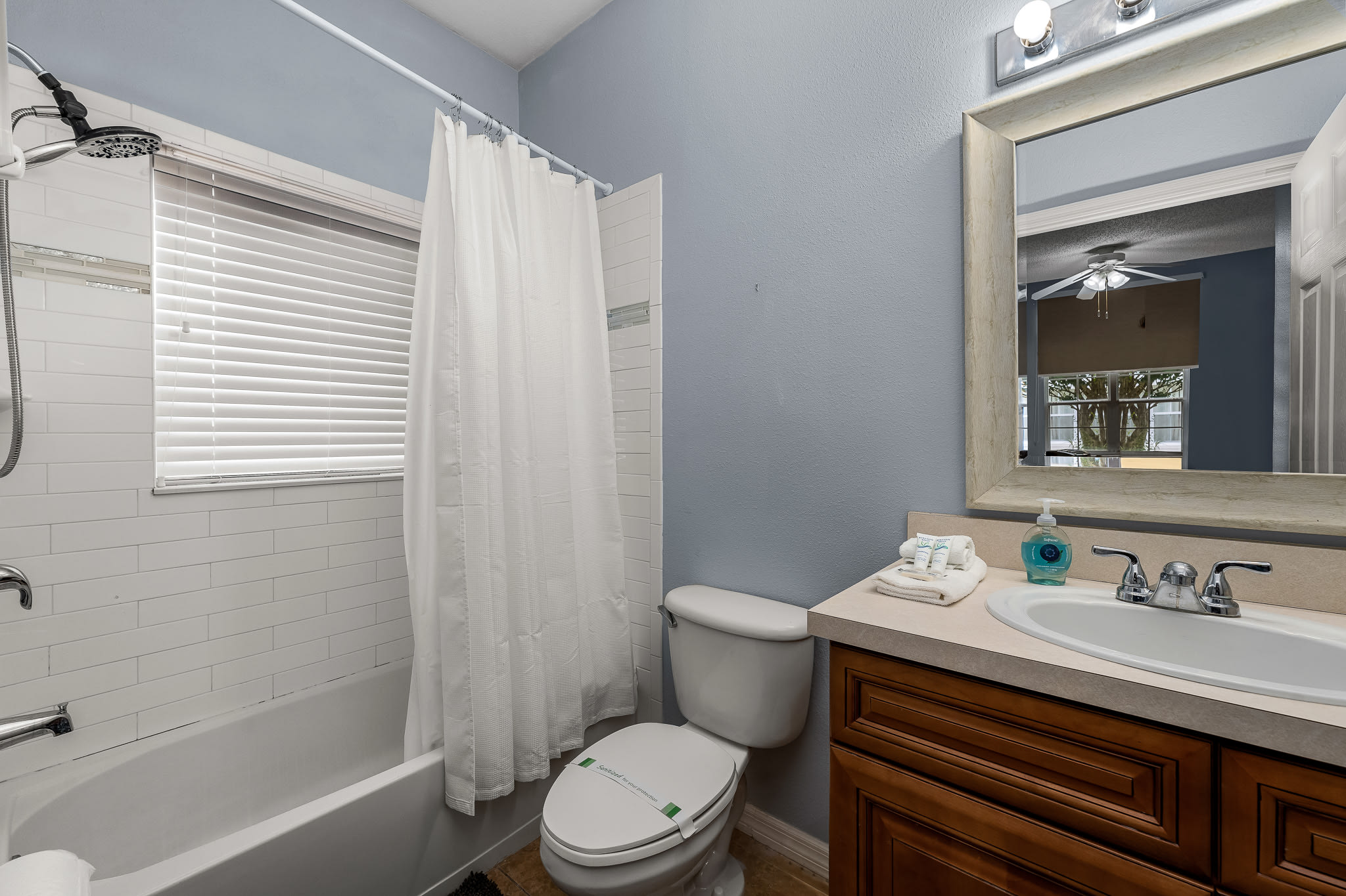 Kissimmee townhouse w/ shared pool & BBQ