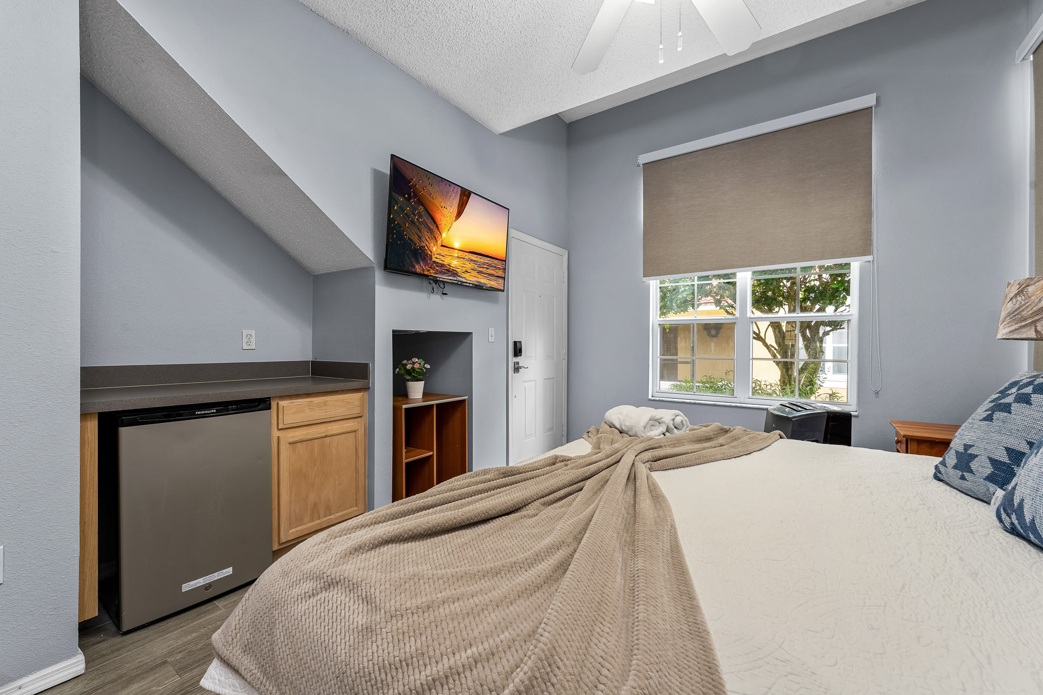 Kissimmee townhouse w/ shared pool & BBQ