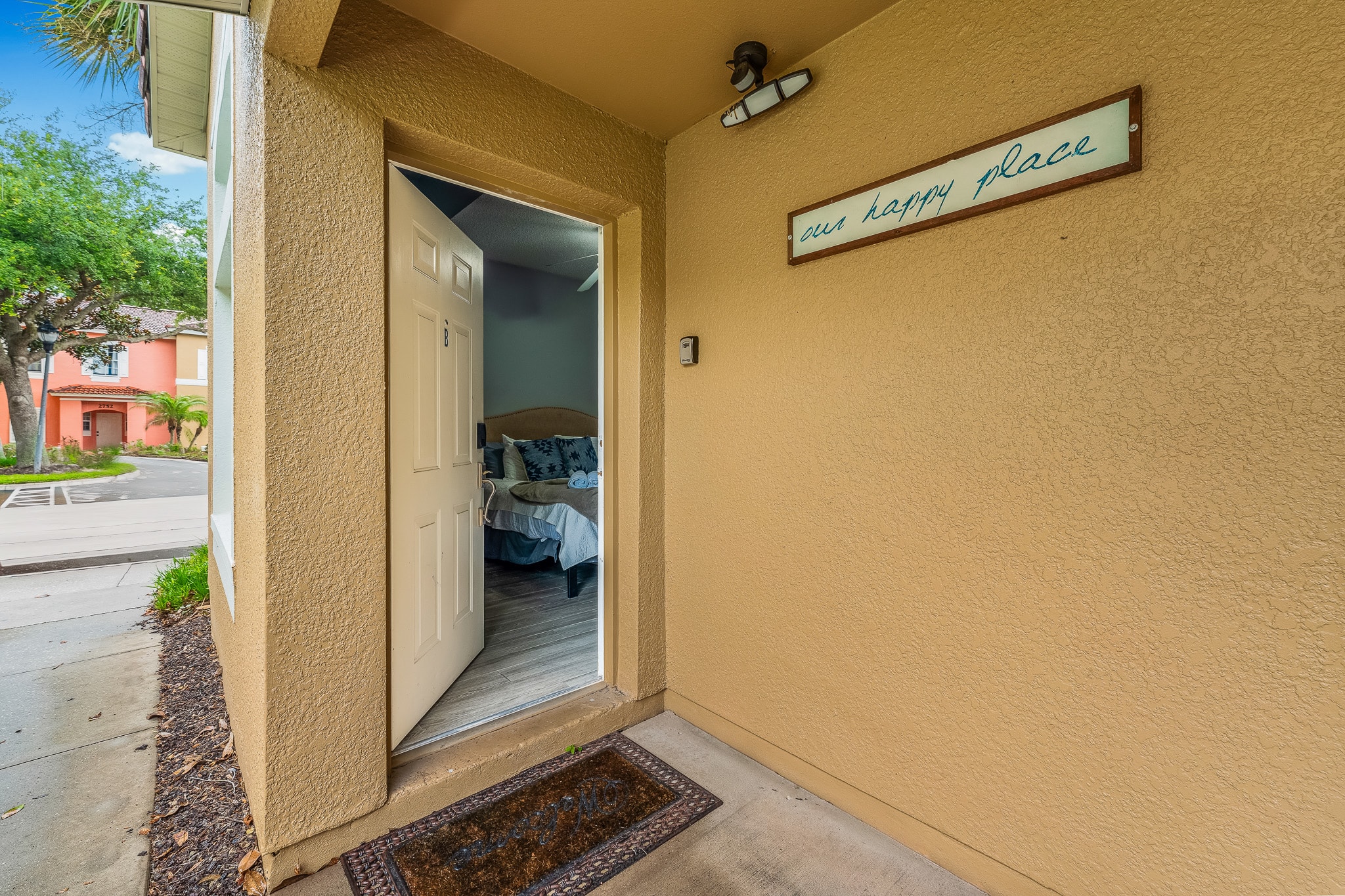 Kissimmee townhouse w/ shared pool & BBQ