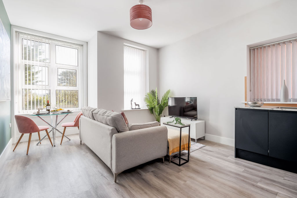 Light, Bright & Full of Style. 1-Bed Apt with PKG