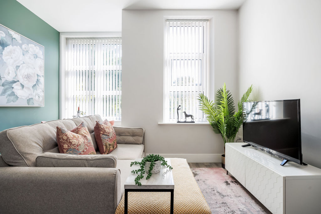 Light, Bright & Full of Style. 1-Bed Apt with PKG