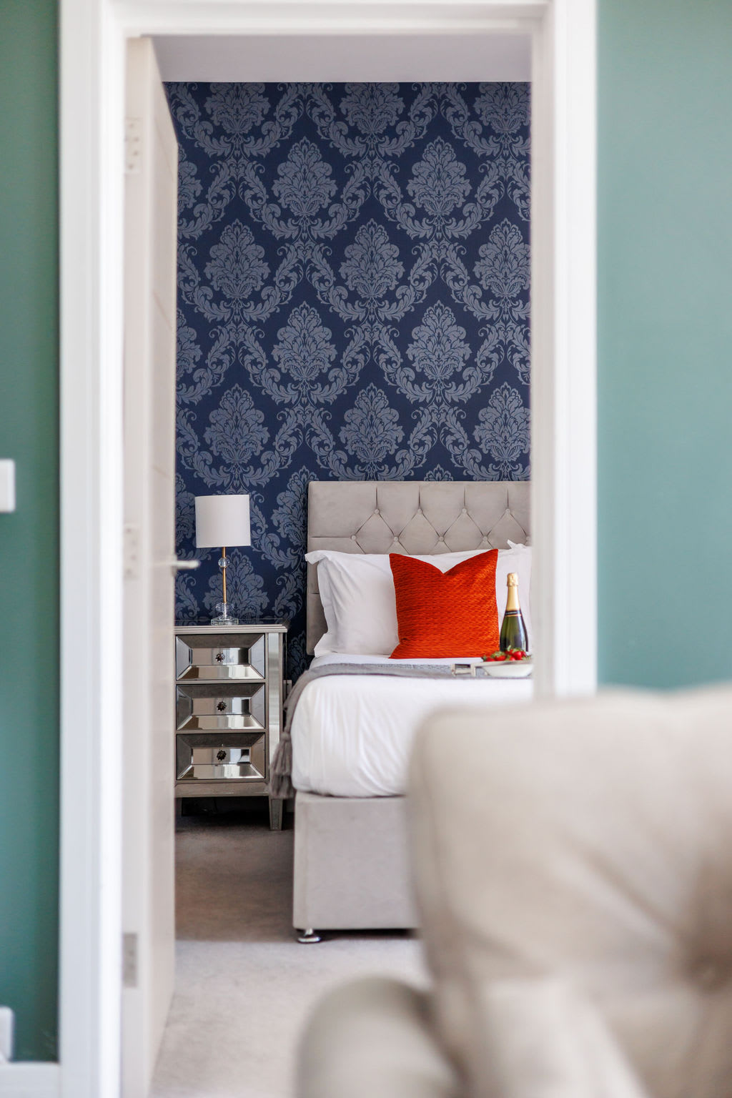 Light, Bright & Full of Style. 1-Bed Apt with PKG