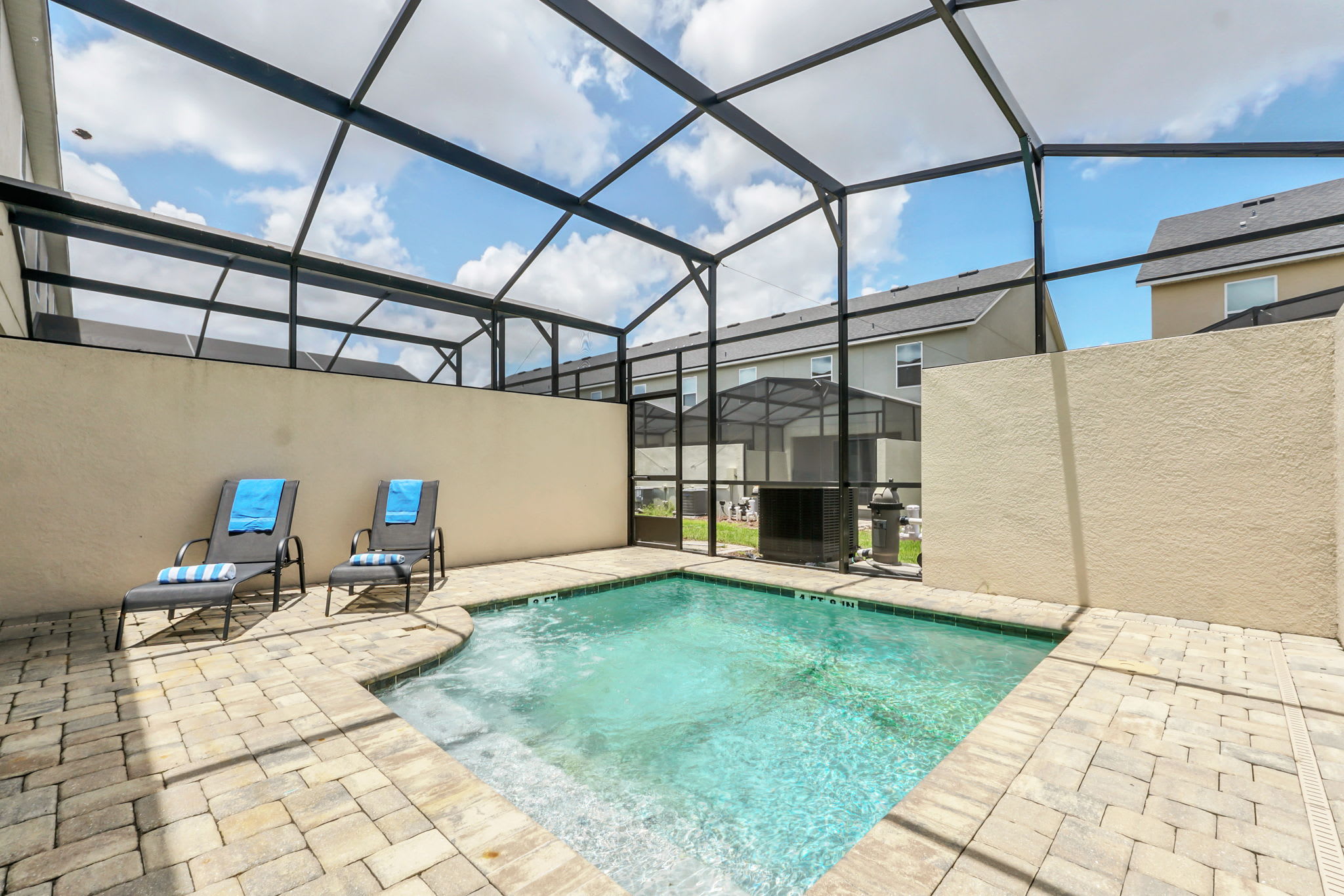 4BR family home - themed rooms & private pool