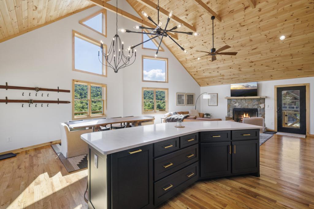 Modern Mountain Retreat I Hot Tub, Views, Game Room — Beech Mountain, NC — vacation rental