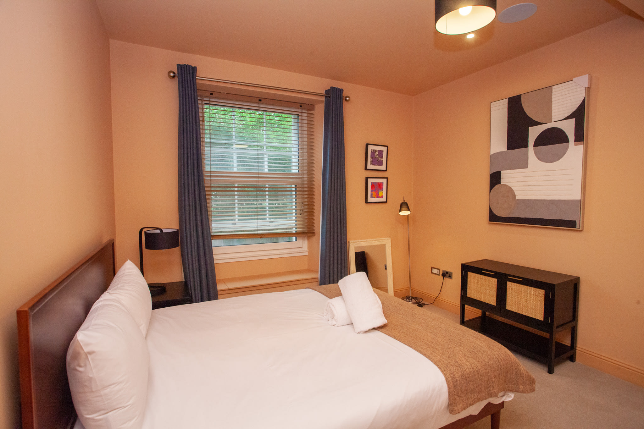 View Stylish West End Flat in Glasgow in Woodside Crescent 8 G3 7QF Stylish West End Flat in Glasgow in Woodside Crescent 8 G3 7QF - Property image 10 - VivreStays