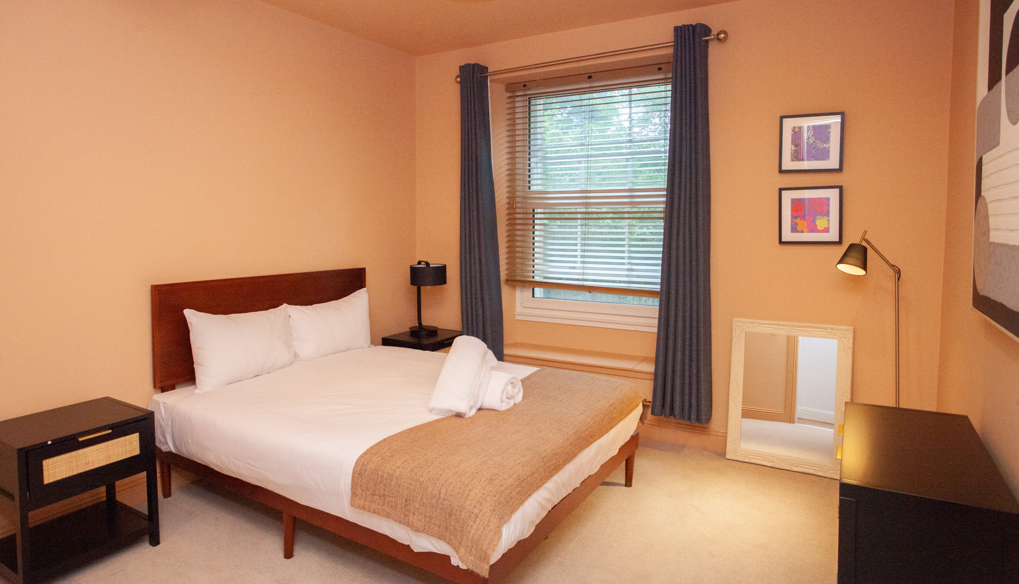 View Stylish West End Flat in Glasgow in Woodside Crescent 8 G3 7QF Stylish West End Flat in Glasgow in Woodside Crescent 8 G3 7QF - Property image 9 - VivreStays