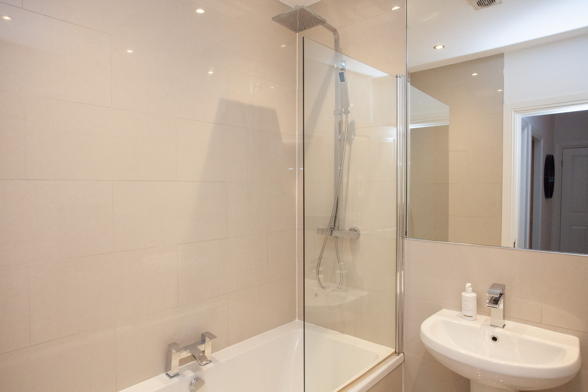 View Stylish West End Flat in Glasgow in Woodside Crescent 8 G3 7QF Stylish West End Flat in Glasgow in Woodside Crescent 8 G3 7QF - Property image 16 - VivreStays