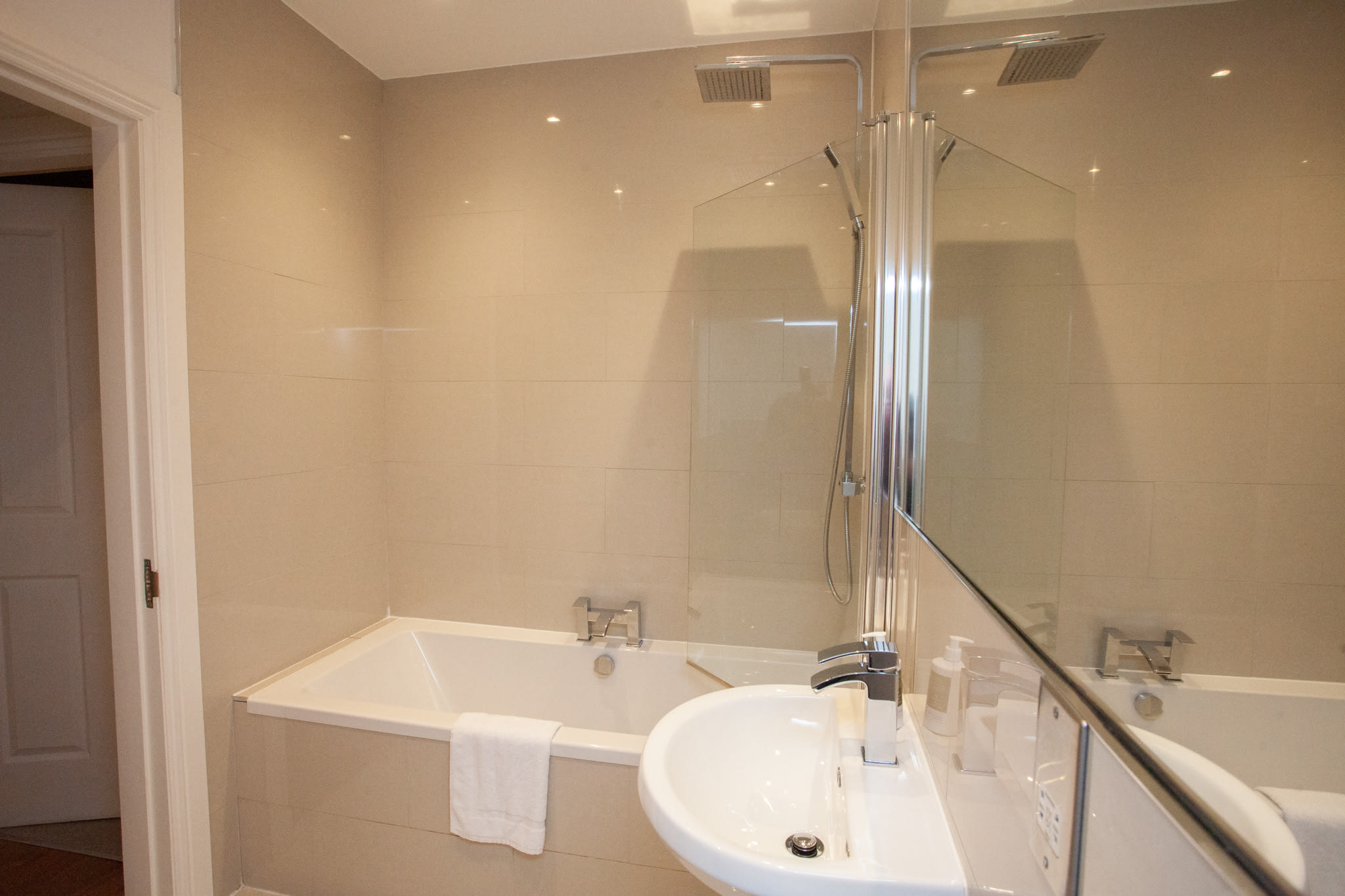 View Stylish West End Flat in Glasgow in Woodside Crescent 8 G3 7QF Stylish West End Flat in Glasgow in Woodside Crescent 8 G3 7QF - Property image 17 - VivreStays