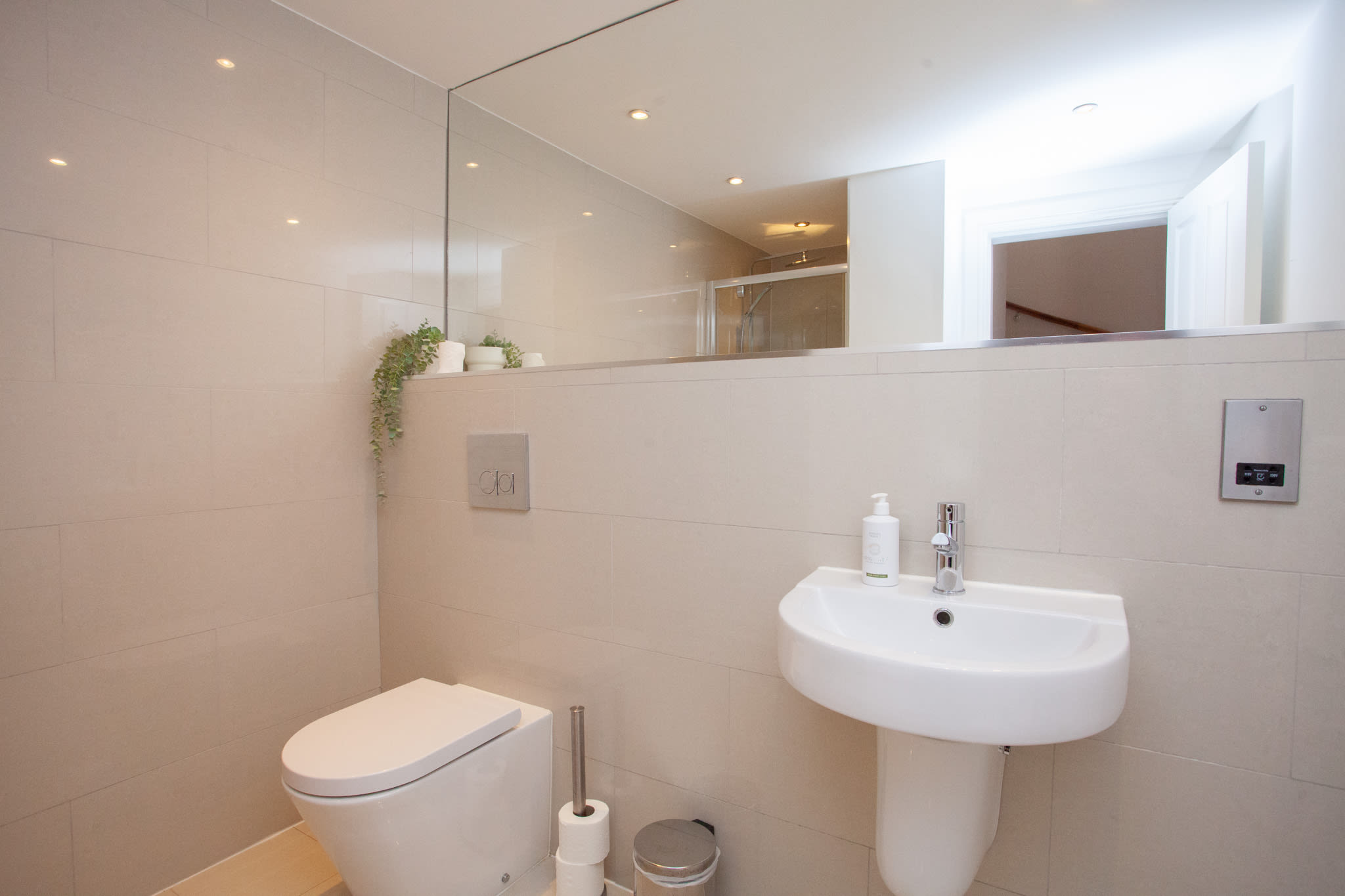 View Stylish West End Flat in Glasgow in Woodside Crescent 8 G3 7QF Stylish West End Flat in Glasgow in Woodside Crescent 8 G3 7QF - Property image 23 - VivreStays