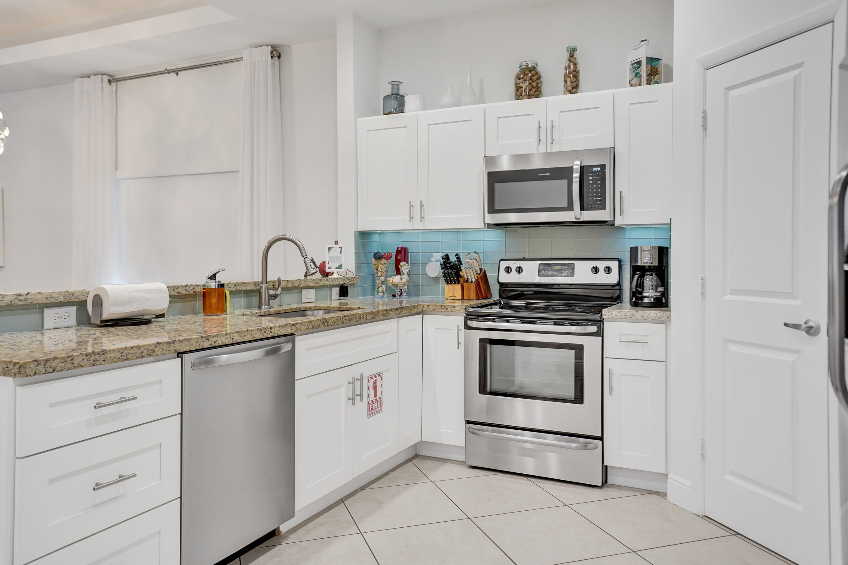Coral Reef Villa 🌴 Private Heated Pool, Grill, Private Patio | 1.9 mi to Beach 🏖️ - Foto 18