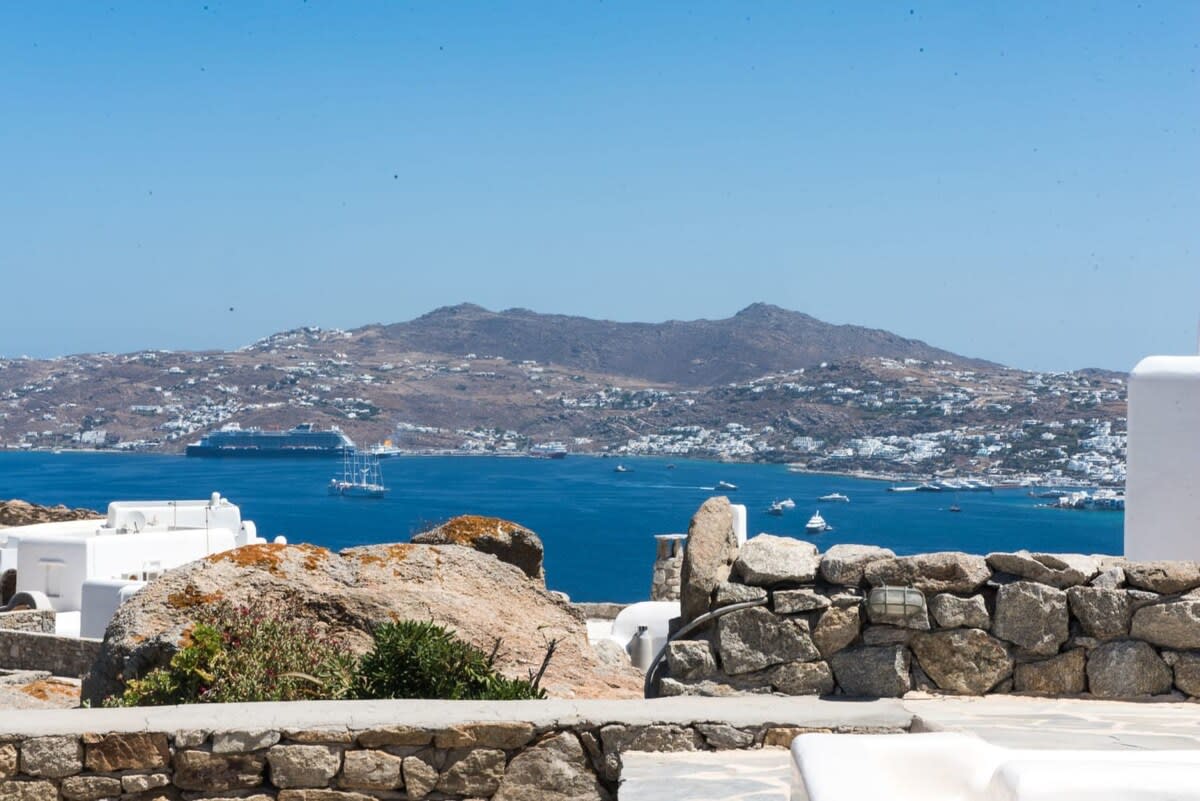 Gorgeous villa w ocean views and shared pools! in Mykonos — photo 3