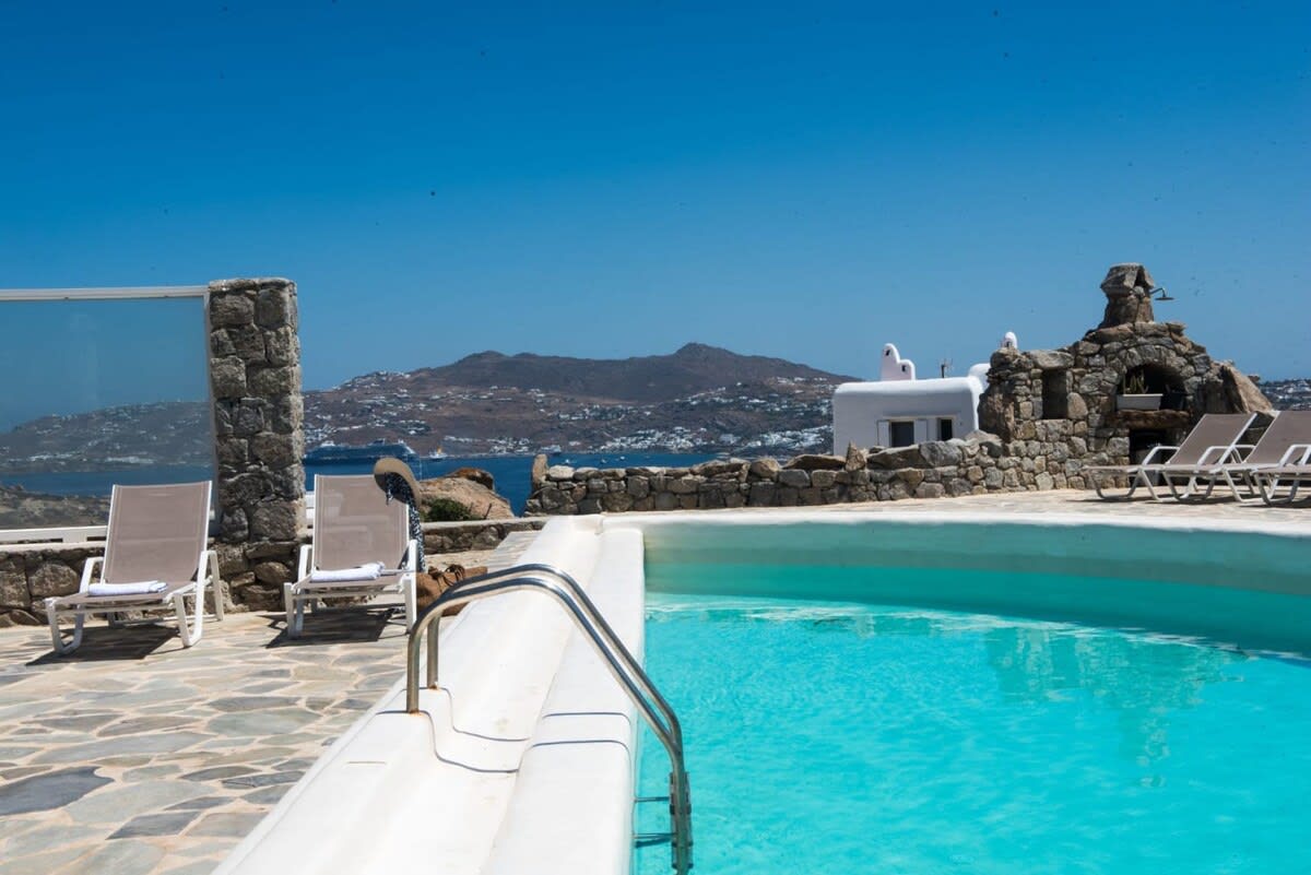 Gorgeous villa w ocean views and shared pools! in Mykonos — photo 2