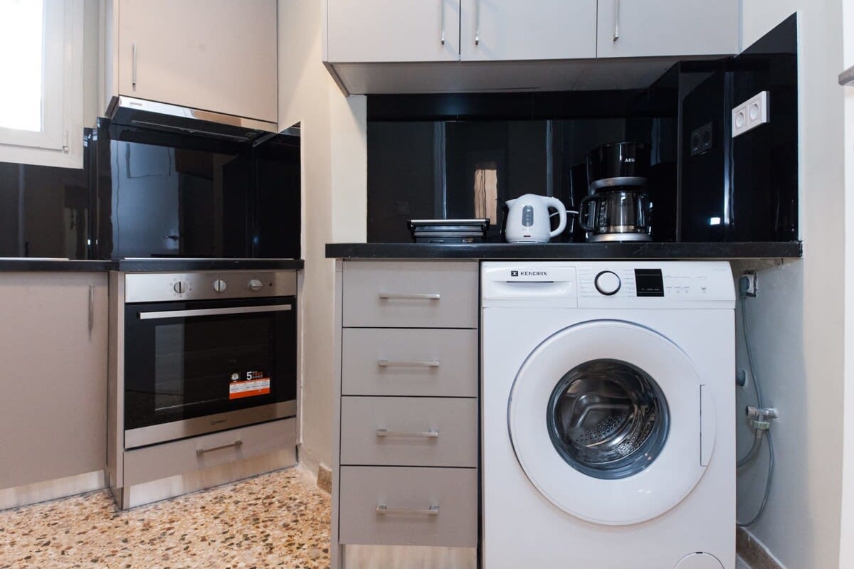 2 Bd Modern Apt with Balcony in Pagrati in Athens — photo 5