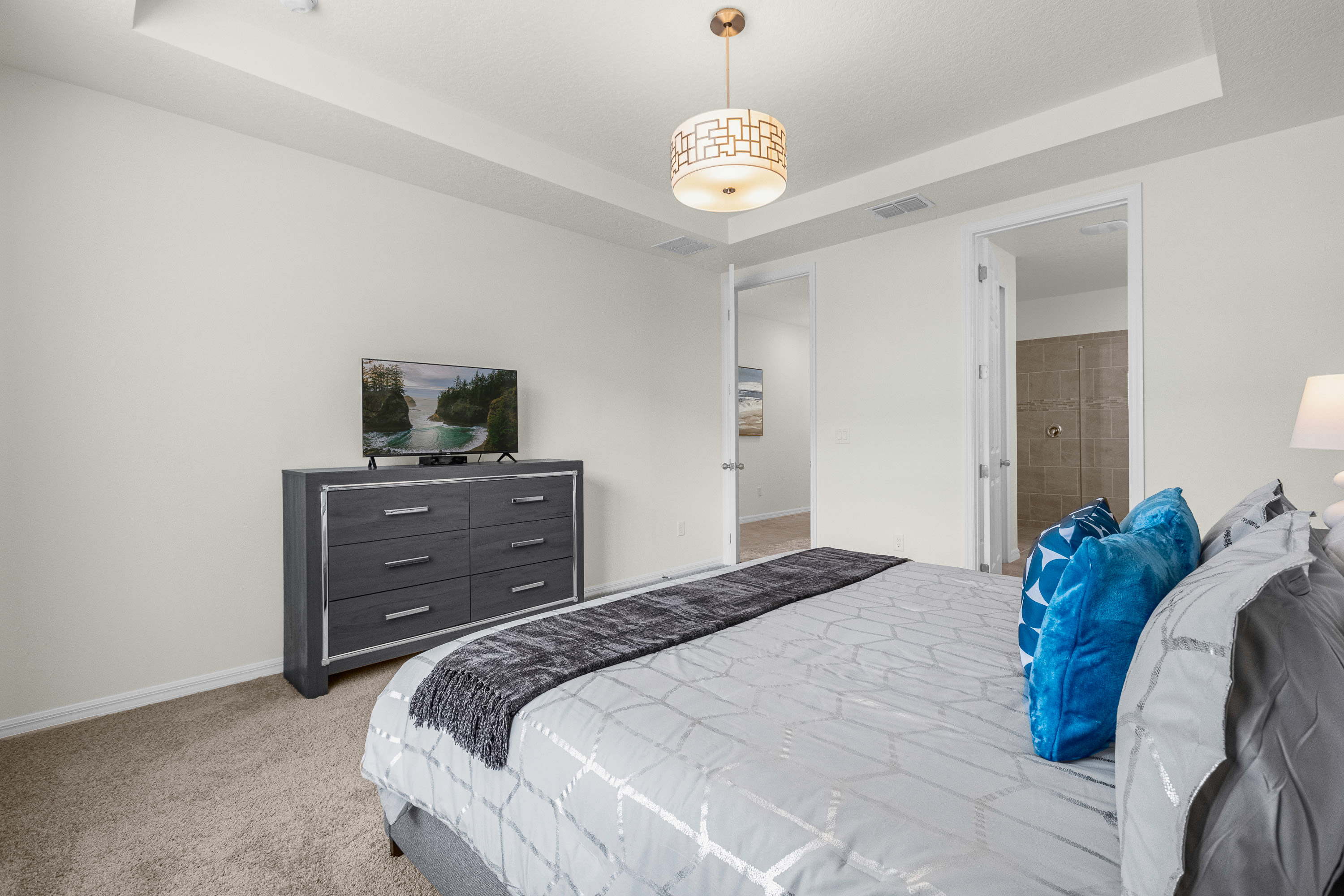 Relax In Style With Elegant Blue And Gray Bedroom Décor