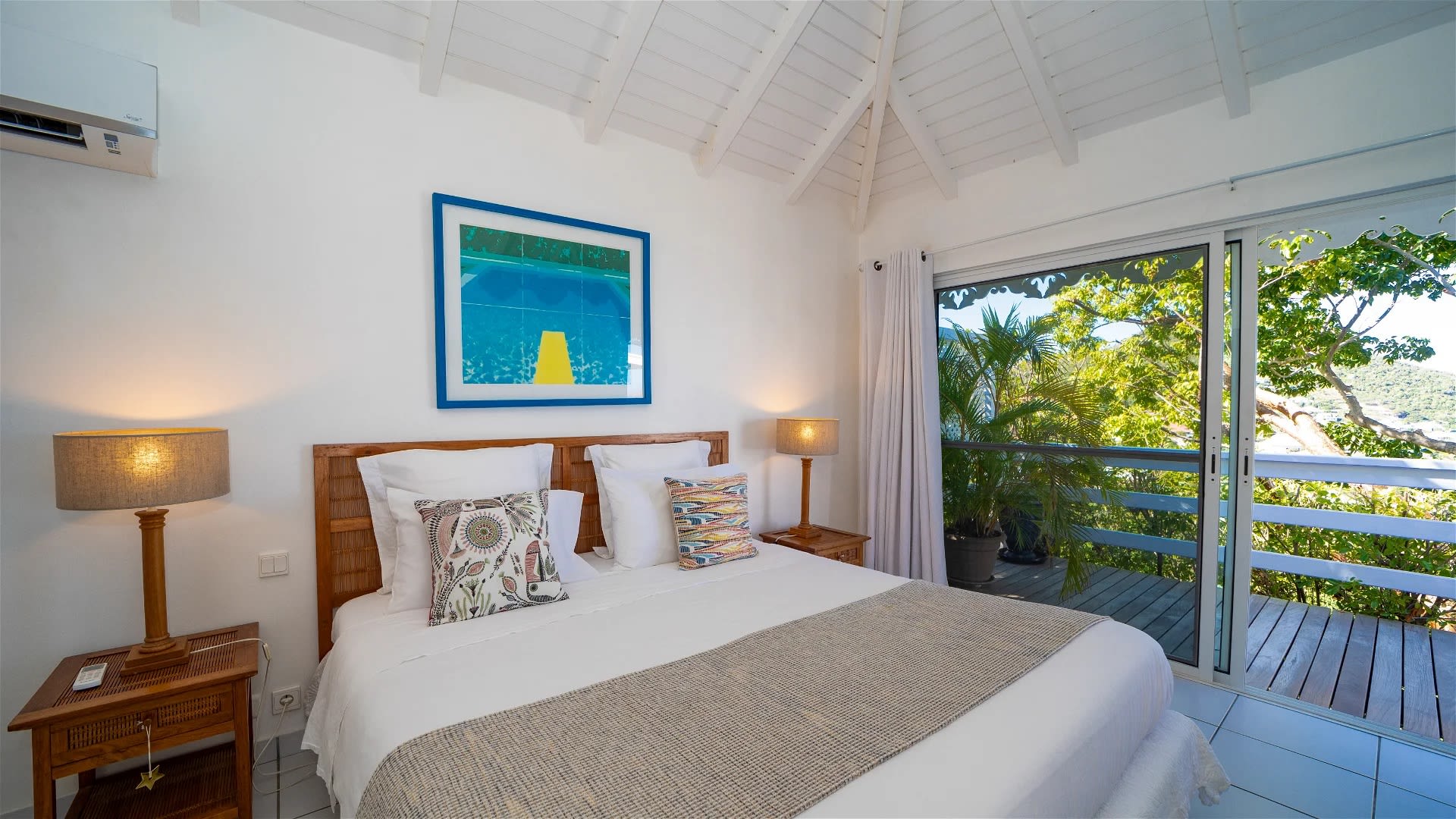 Comfortable Villa With Views Over Lorient Bay 5