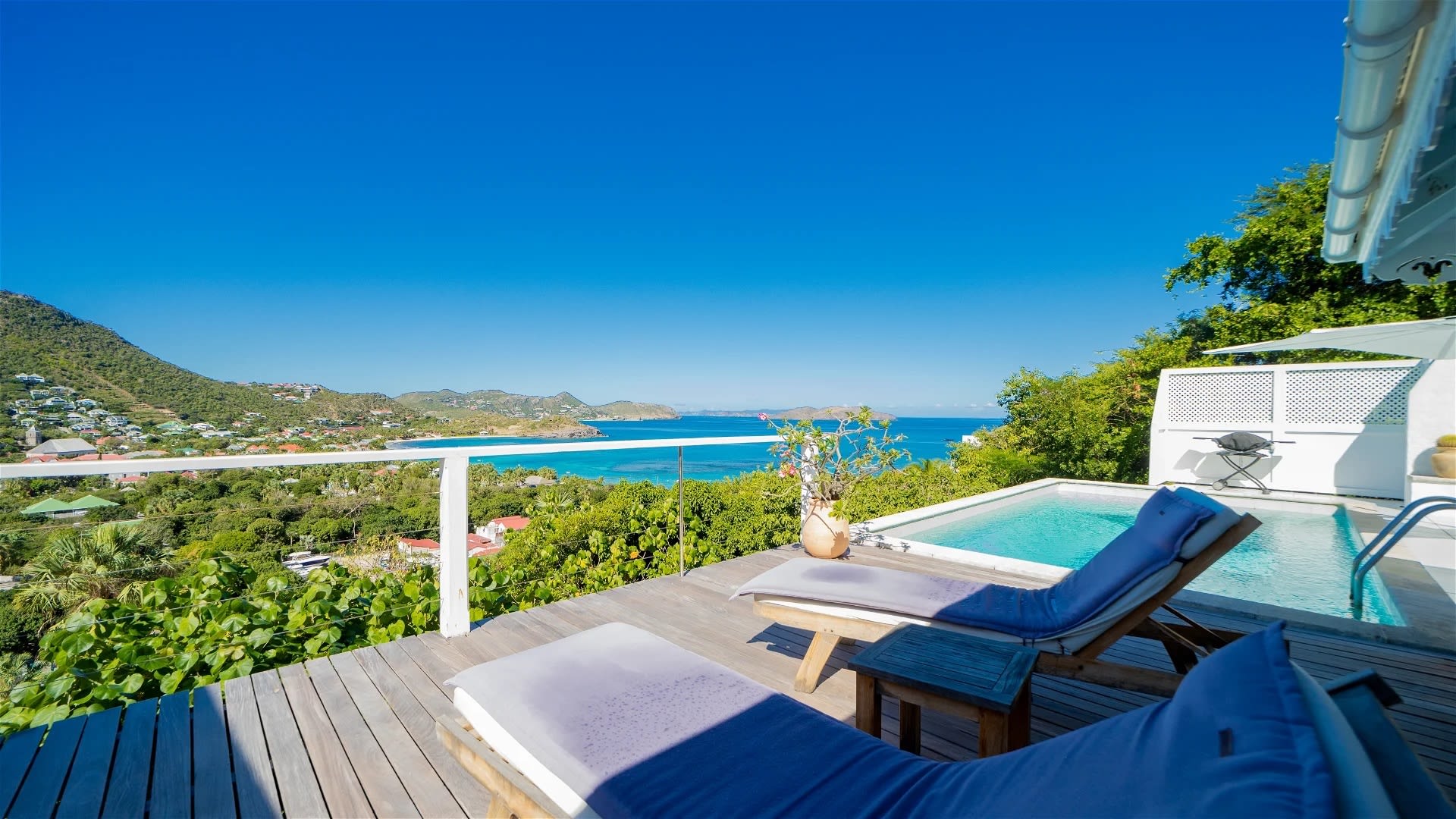 Comfortable Villa With Views Over Lorient Bay