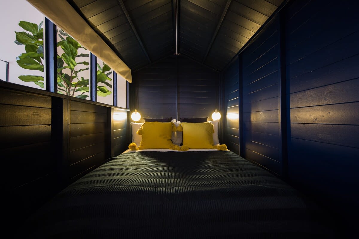 Loft w/ 100” Cinema, Premium Mattress & Hammock - Foto 11