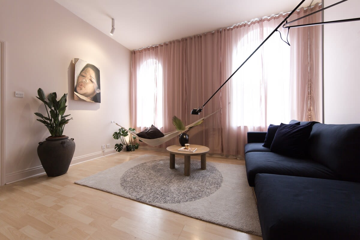 Loft w/ 100” Cinema, Premium Mattress & Hammock — England — vacation rental