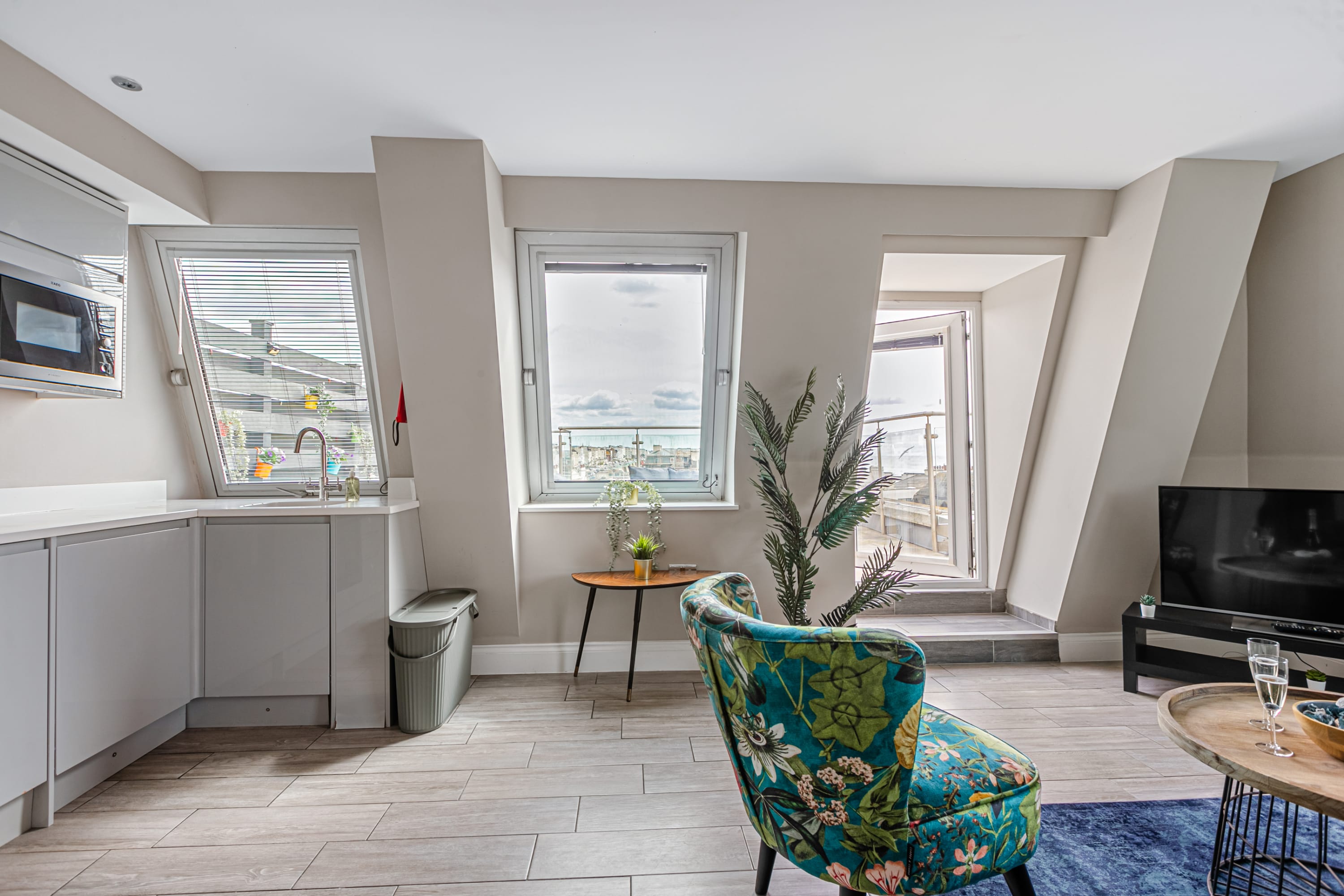 Lanes Penthouse | 2BR En-Suites + Sea View Terrace in Bartholomew Road BN1 1JS - Property image 5 - VivreStays