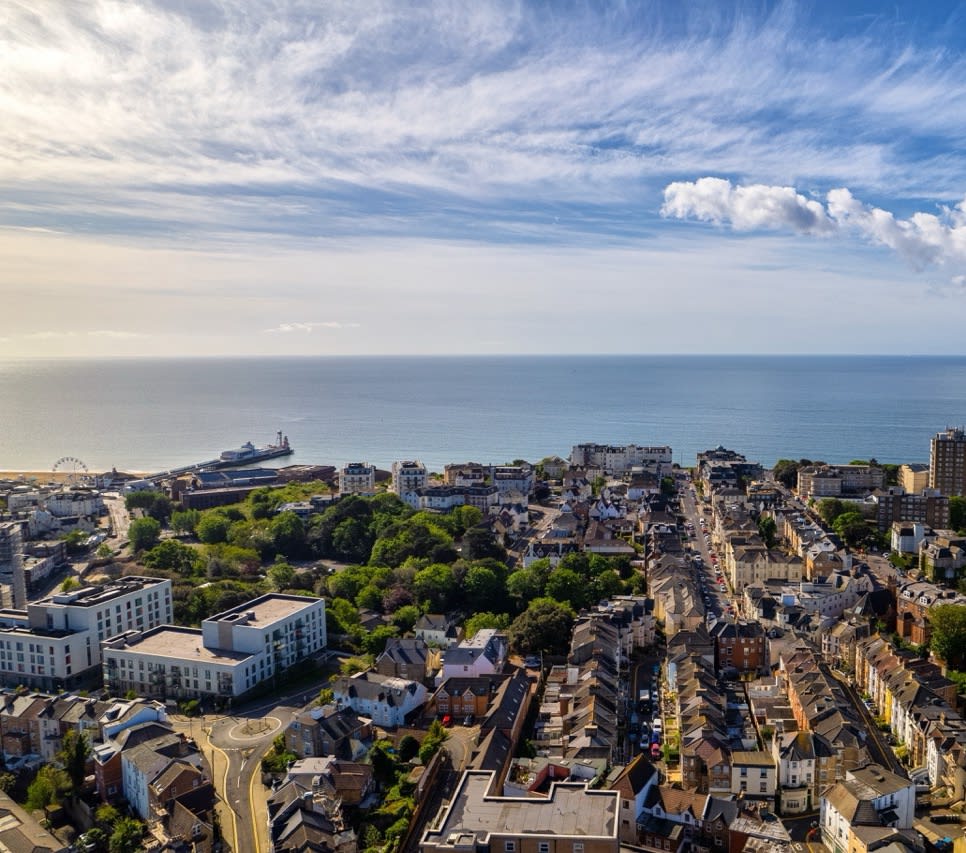 Luxurious 2-Bed Apt w/ Stunning Sea View & Parking