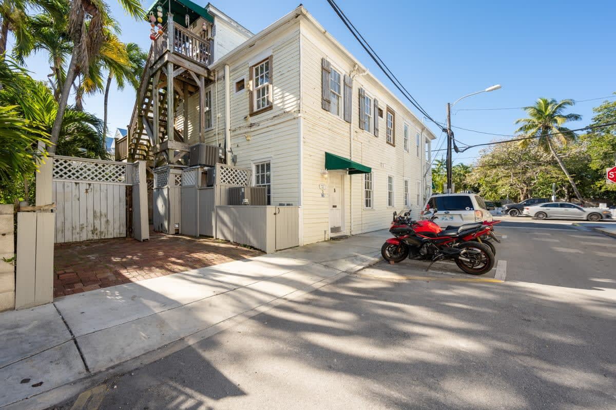 Commodore's Cove - One block from Duval St 2