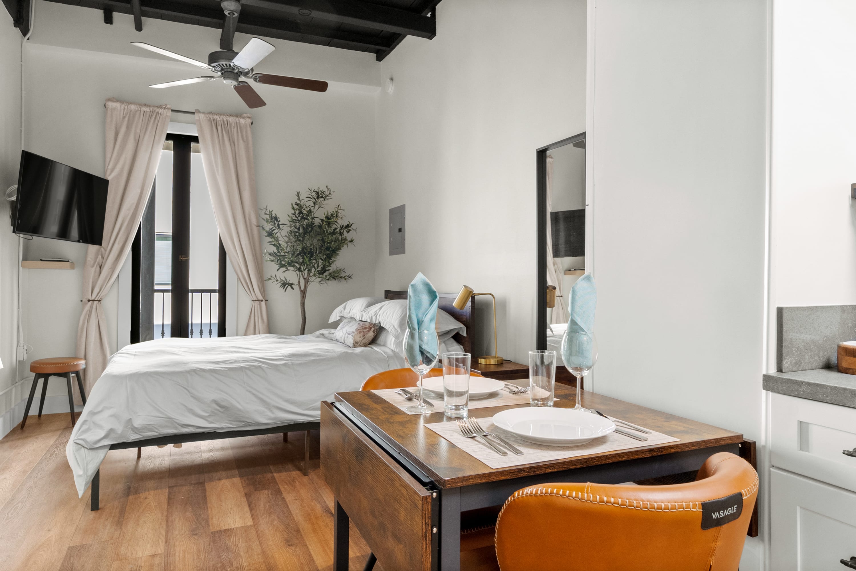 Charming Studio With Full Kitchen And Unique Courtyard - Cozy Retreat - Coronado, CA