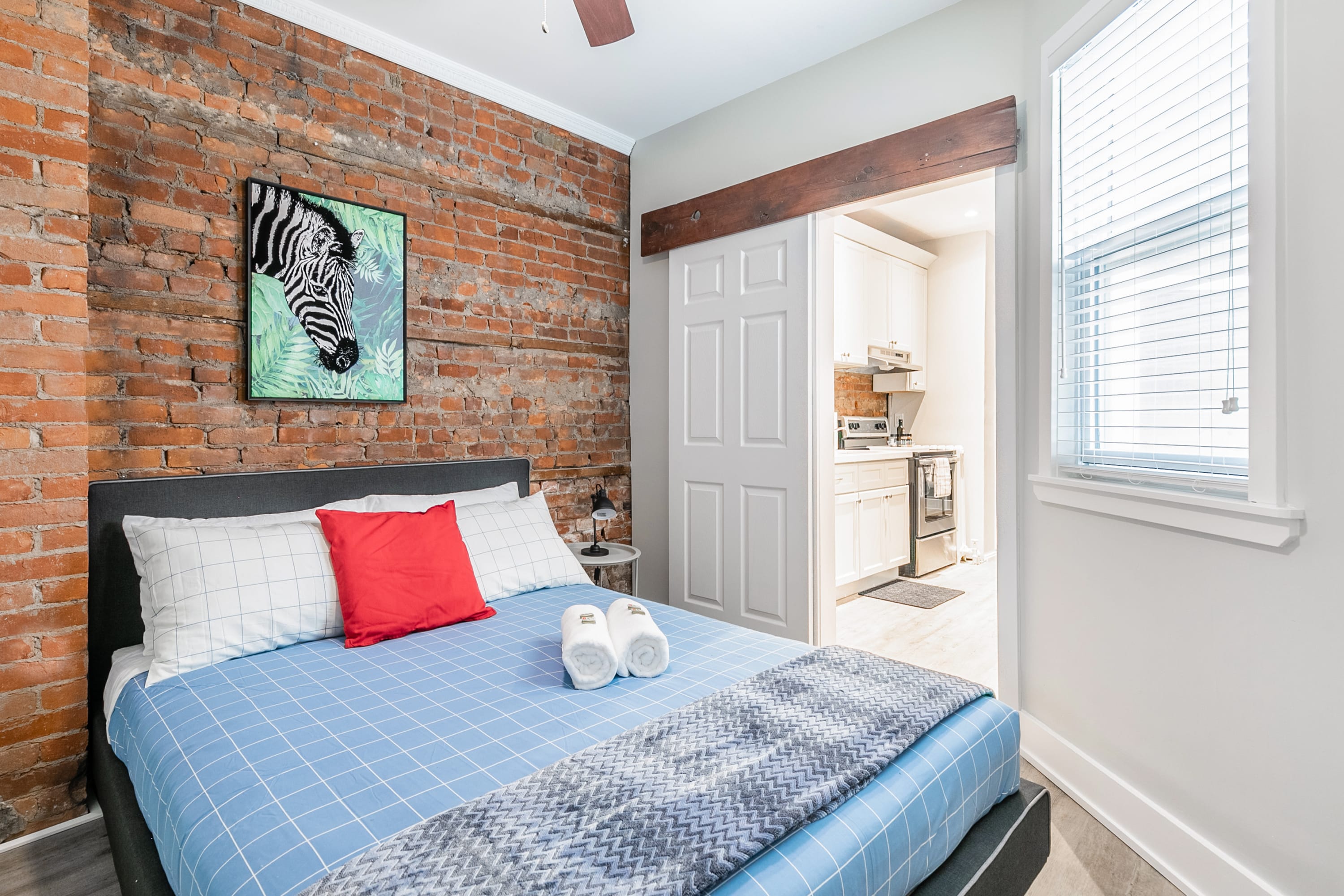 Boutique Apartment James St N Sleeps 6