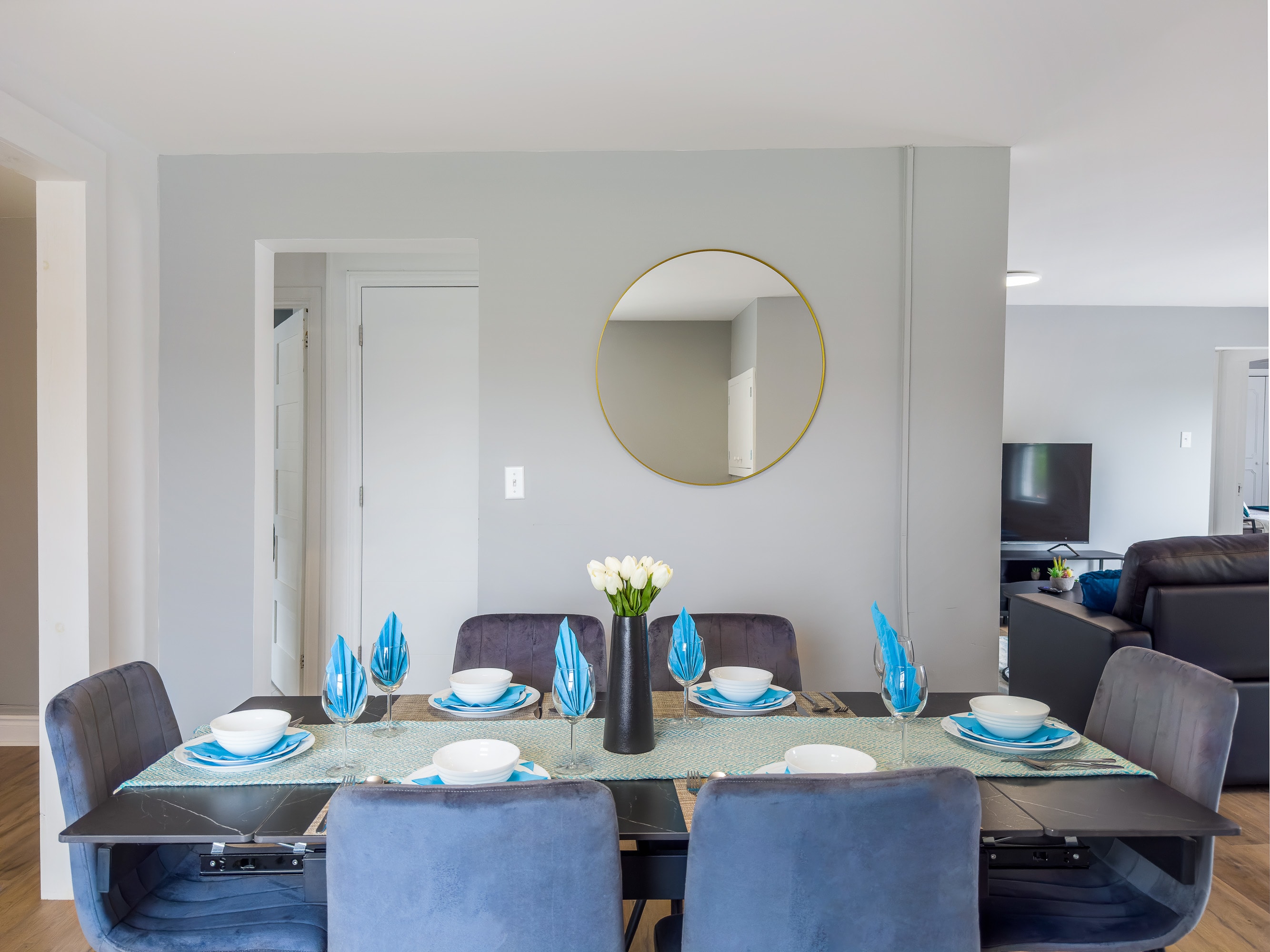 Large Capacity Dining Table